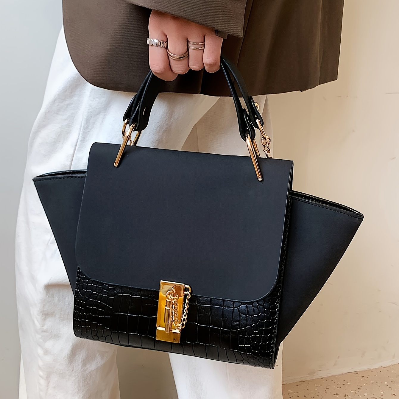 Sac à main élégant en khaki avec accents métalliques dorés, fermeture à verrouillage, doublure en polyester, sac à bandoulière polyvalent pour femmes avec bandoulière détachable, sac de voyage sûr | Sac à main élégant | Intérieur doublé en polyester