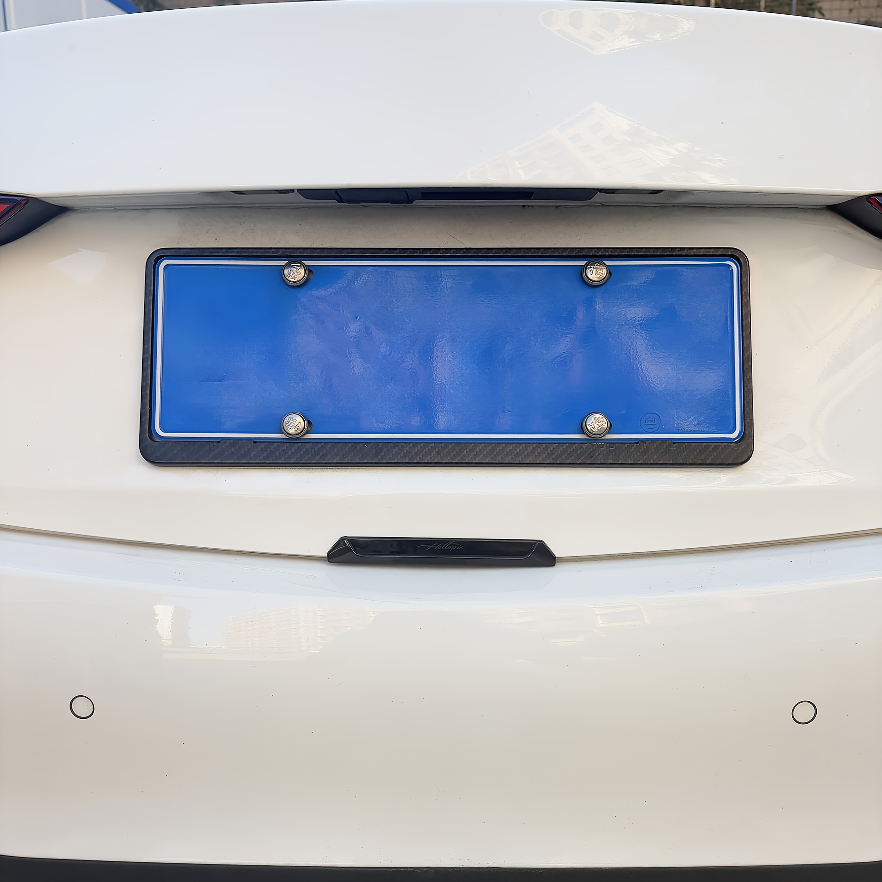 Patvari automobilio durų apdailos juostelė, atspari įbrėžimams, pagaminta iš minkšto PVC. Ji turi savaiminio klijavimo pagrindą, aukšto blizgesio galą, yra atspari vandeniui, saulės spinduliams ir senėjimui