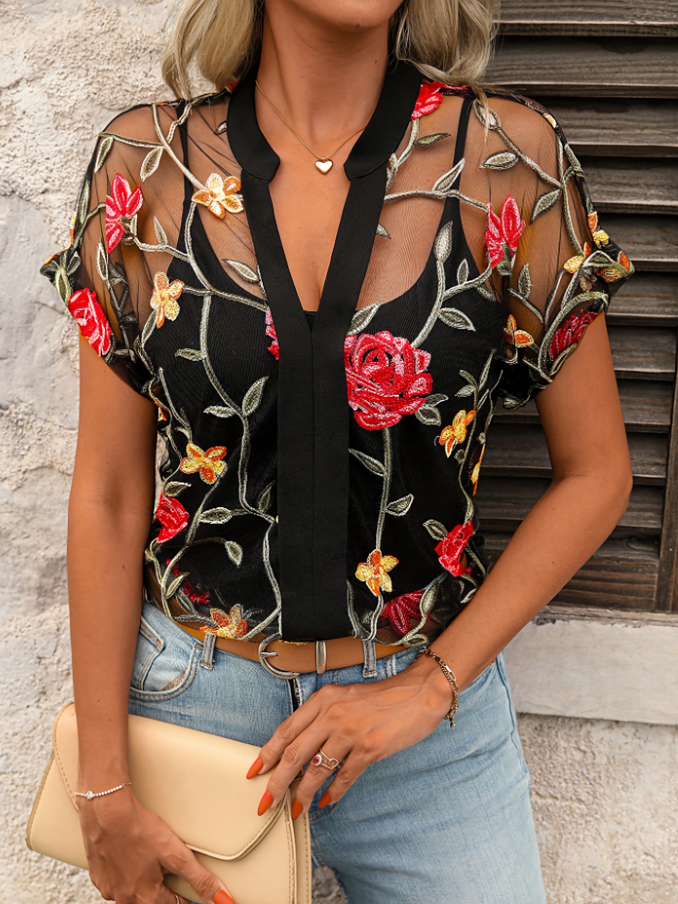 Blusa transparente con bordado floral para mujer, cuello y detalles de  y para el verano, negra con flores y blancas,