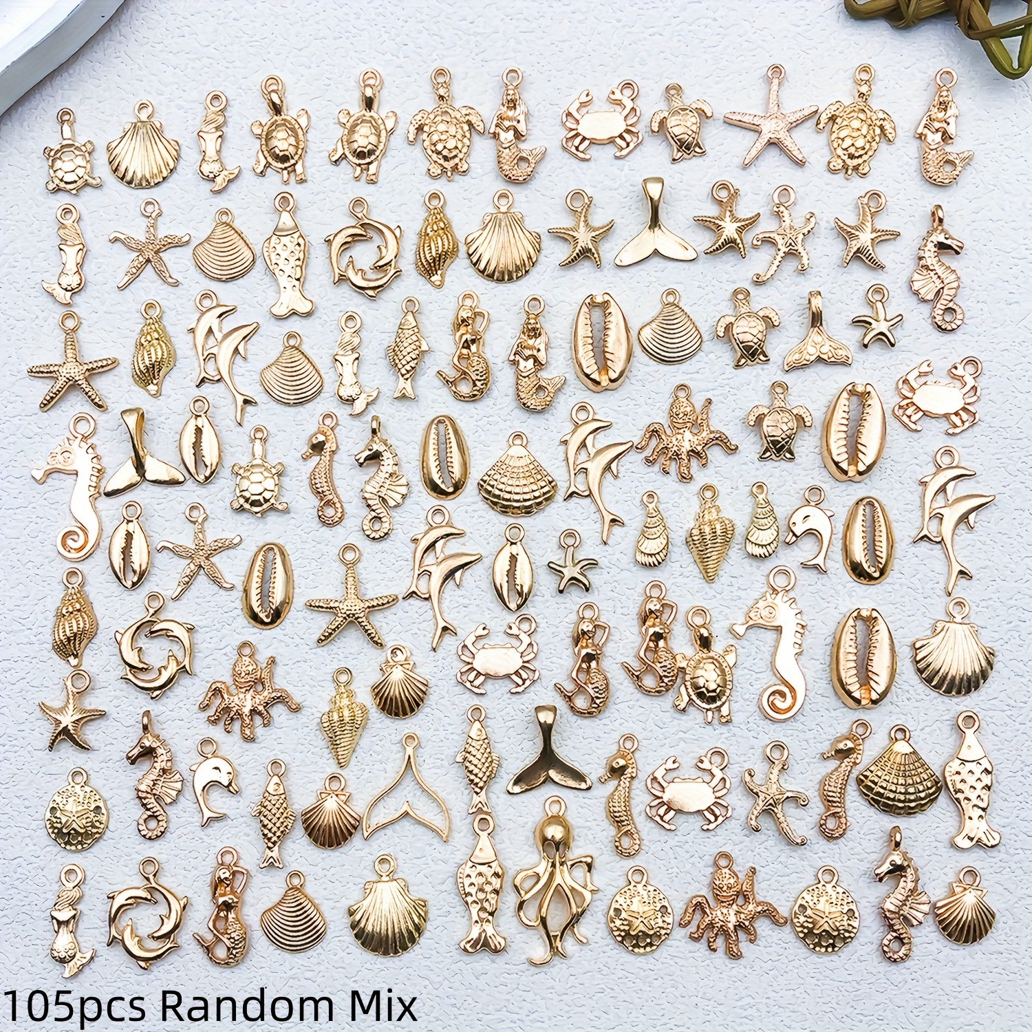 E-shop 105-teiliges Set mit goldenen Meereslebewesen-Anhängern, einschließlich goldener Seesterne, Muscheln, Oktopus, Fischschwanz-Anhänger. Geeignet