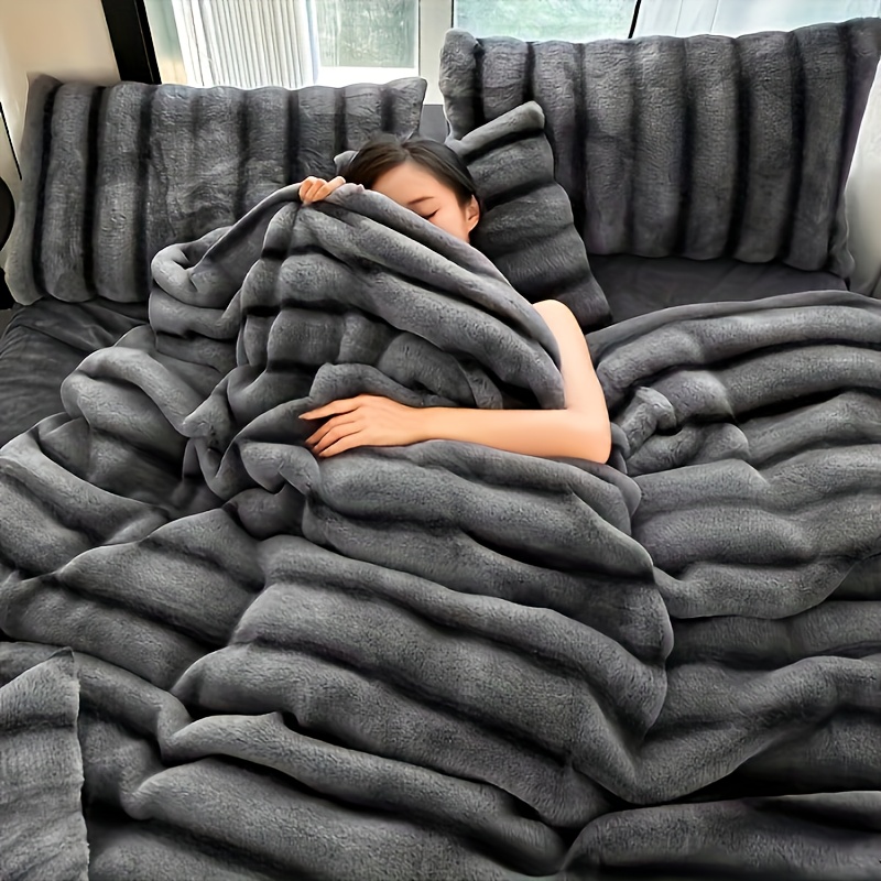 Soft and Skin-friendly Faux Rabbit Plush Blanket, a Warm Blanket Suitable for All Four Seasons. Ideal for Use in Bedrooms, on Sofas, in Offices, Dormitories, Camping, and Travel. Machine Washable and Hand Washable