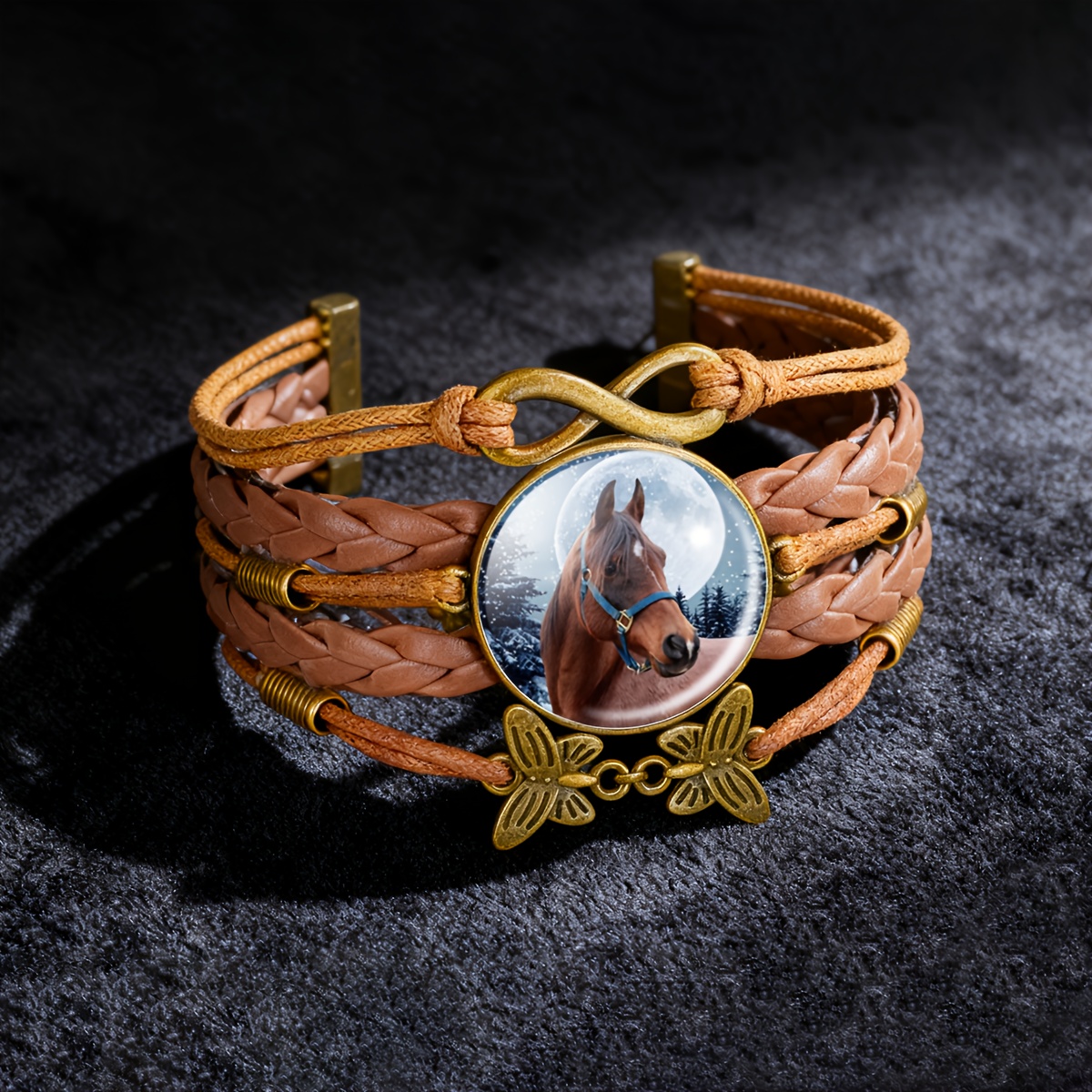 E-shop Vintage geprägtes Lochmuster Schmetterling Geflochtenes Armband, mit einem Design braunen Hengsts, der in einer schneereichen Nacht den hellen
