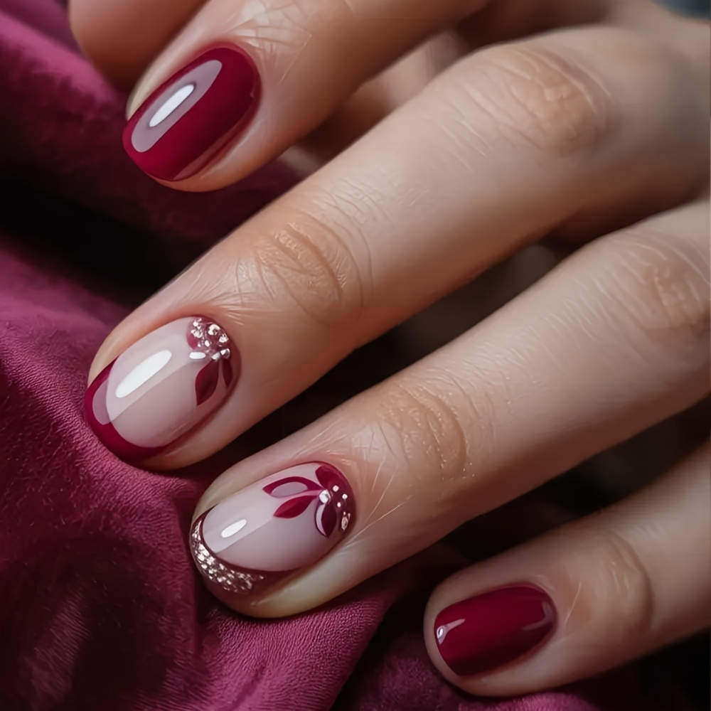 TEMU 24 paar korte ronde nepnagels. Elegante en retro zachte stijl nagelstyling. Wijnrode nagelstyling met reliëf bloemen en bladeren. Nagelstickers