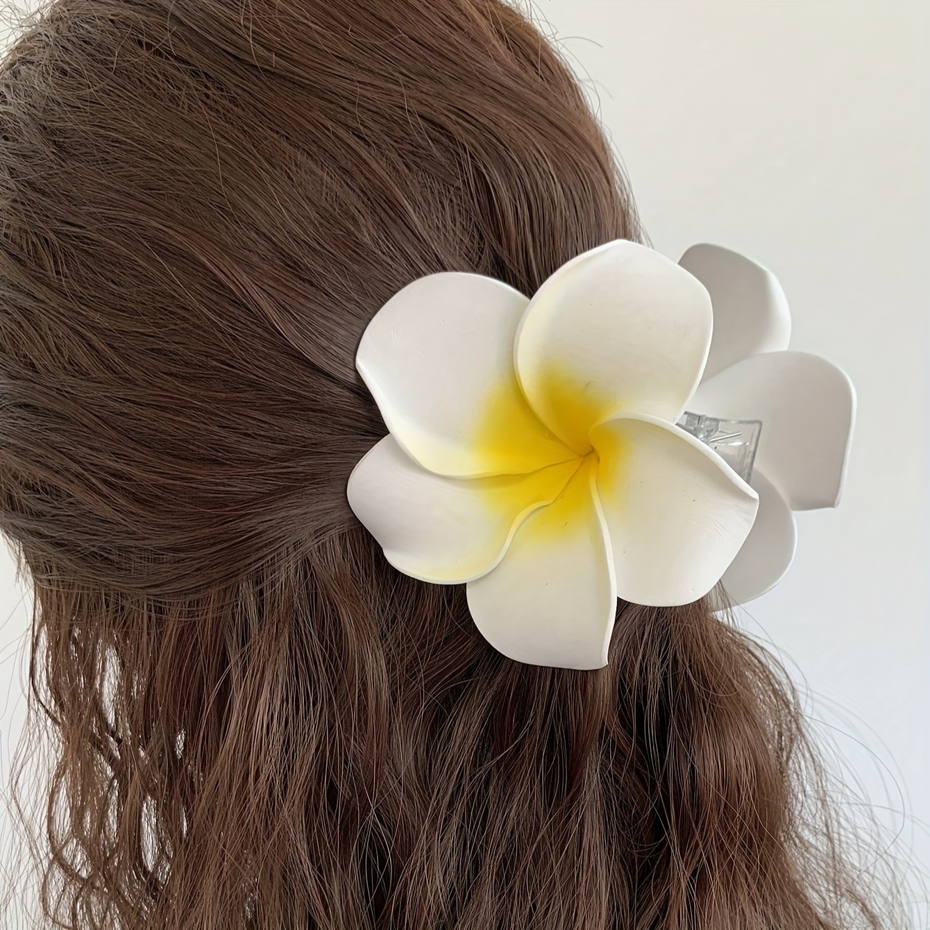 

Chic White Floral Hair Claw - Large, Beach Vacation Accessory For Women And Girls, Beach Accessories