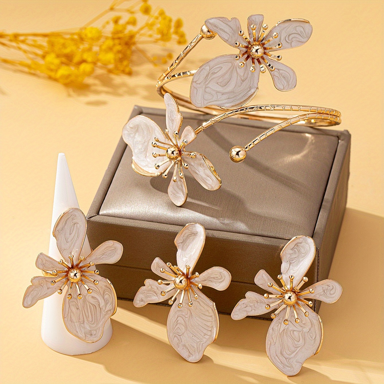 E-shop Ein Set aus vier stylischen und sexy Emaille-Blumen-Ohrringen, Ringen und Armbändern, das sich für die Alltags, Urlaubs- und Party-Outfits von