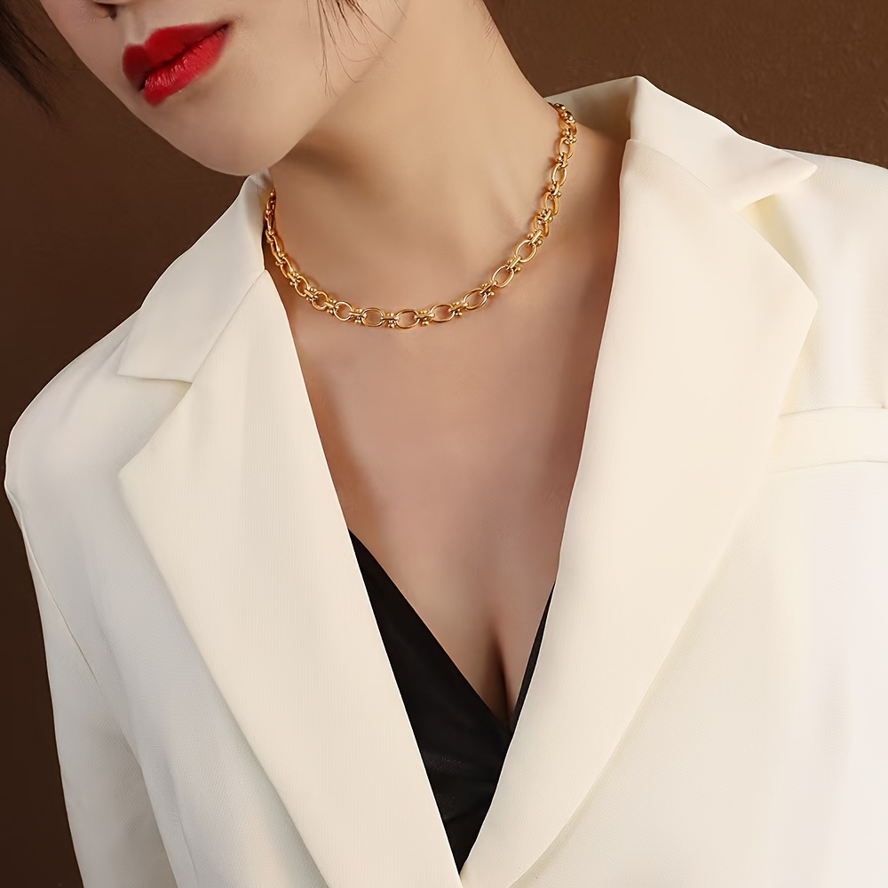 

Collier Ras du Cou Élégant pour Femme en Acier Inoxydable Doré d'Inspiration Française - Style Marka, Idéal pour & les Fêtes, Accessoire Polyvalent Toutes , Collier Élégant