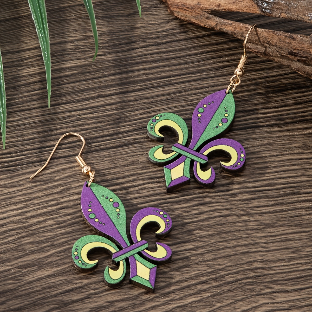 

1 Pair Of Wooden Dangle Earrings For Women - Vintage/, Golden-colored Hooks, Mardi Gras & Party Wear, Compatible