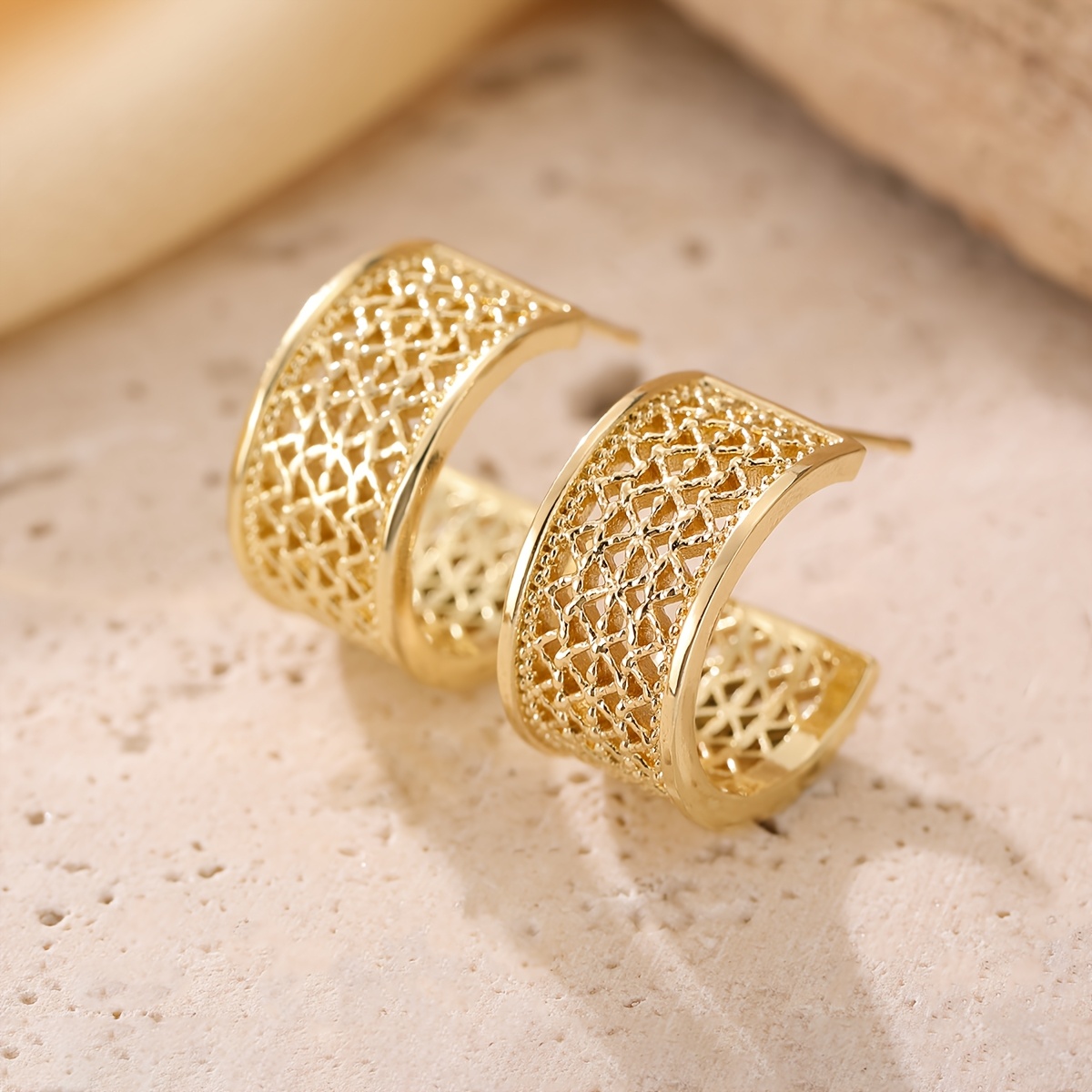 Women's Vintage Wide-Face Curved Stud Earrings