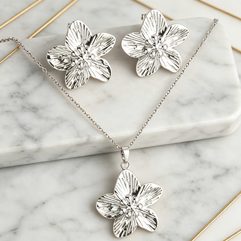 3pcs French-Style Elegant Floral Texture Necklace & Stud Earrings Set