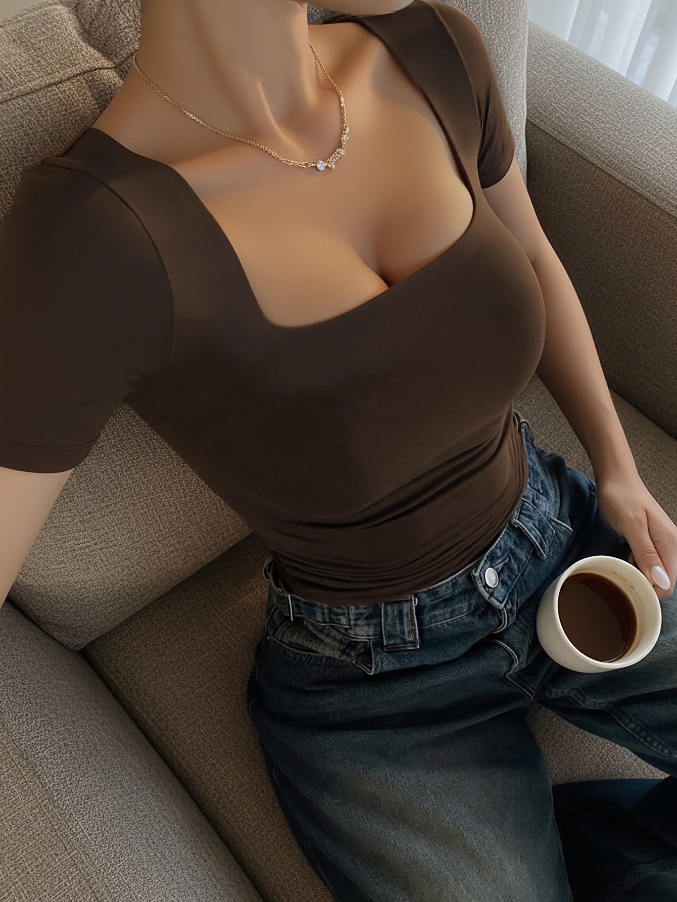 imagen del artículo camiseta de mujer de cuello cuadrado, corte  , color liso y moda