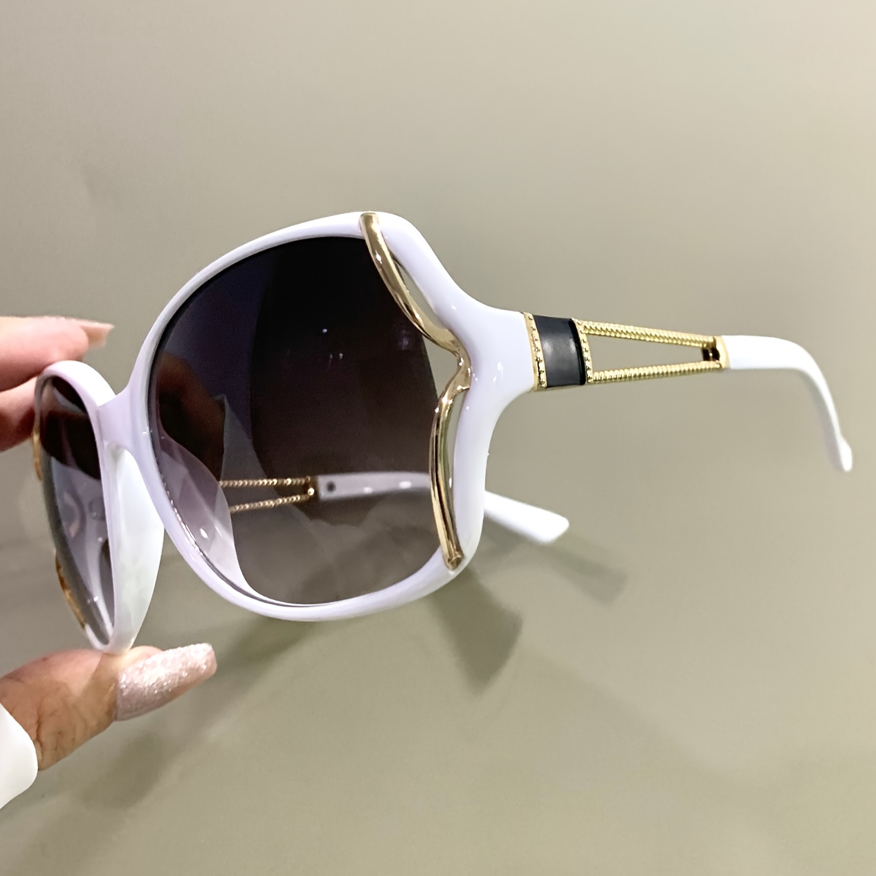 Large Frame Fashion Glasses Women's Fashion Decorative Glasses: retailer-supplied image