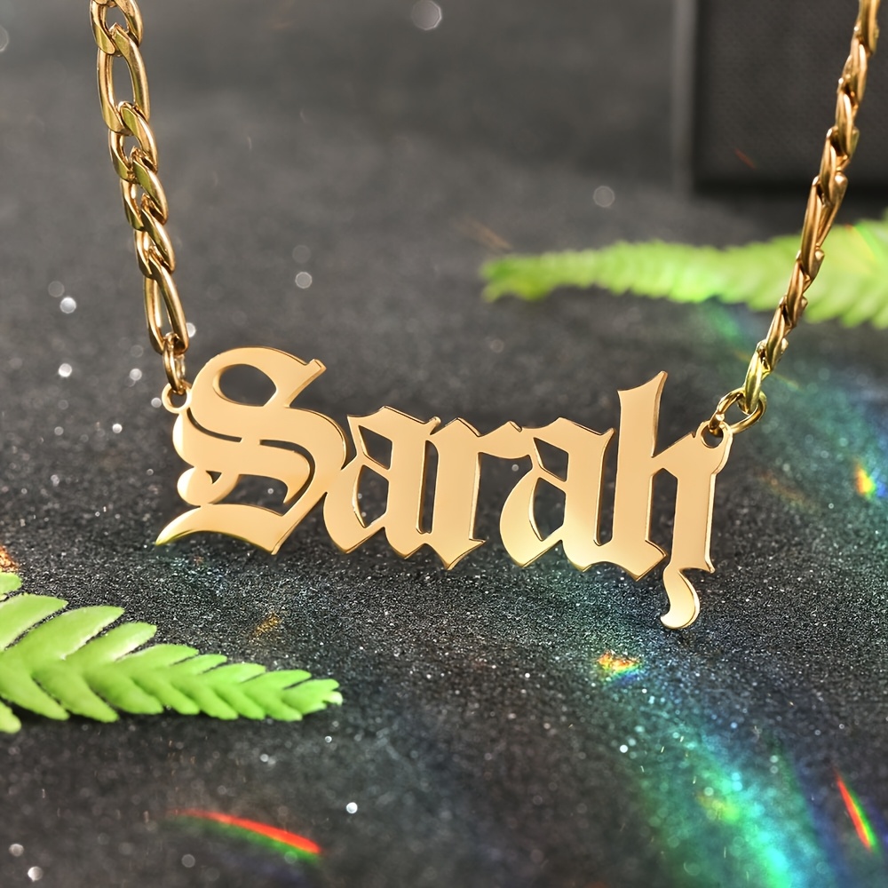E-shop Personalisiertes Herren Easy Gothic Namenshalsband, 18K vergoldenet, personalisierbarer englischer Name, Bohemian Style, perfektes Geschenk für