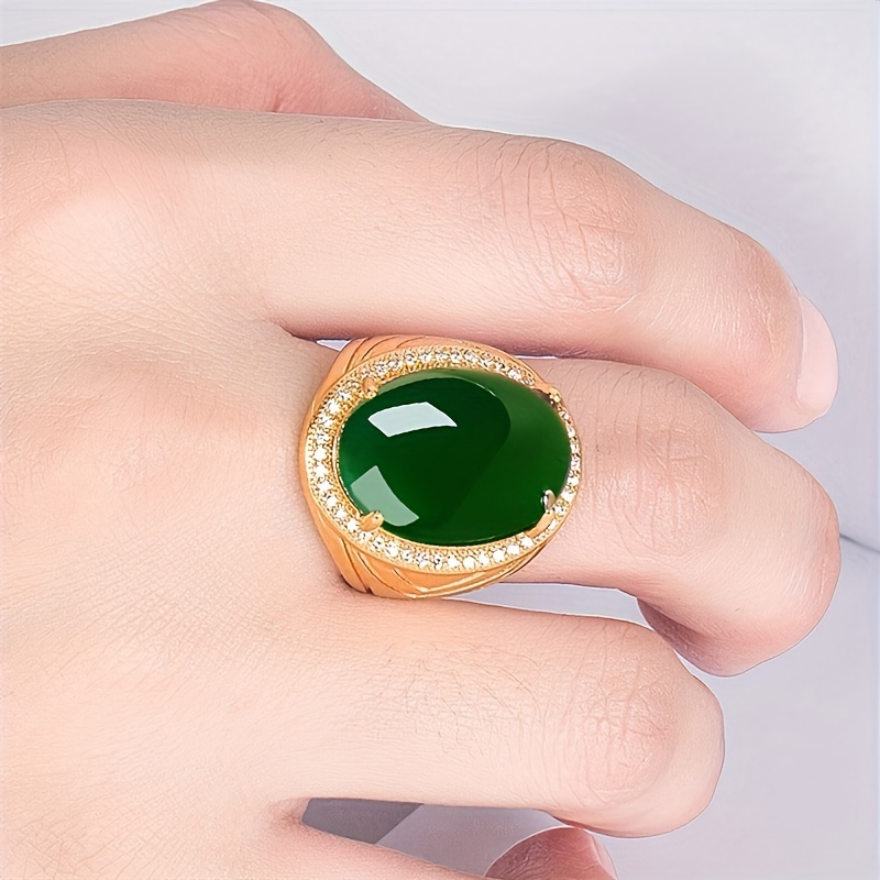 

A Simple And Stylish Gift Of A Copper-plated Synthetic Emerald Ring, With An Adjustable Gemstone Ring Size.