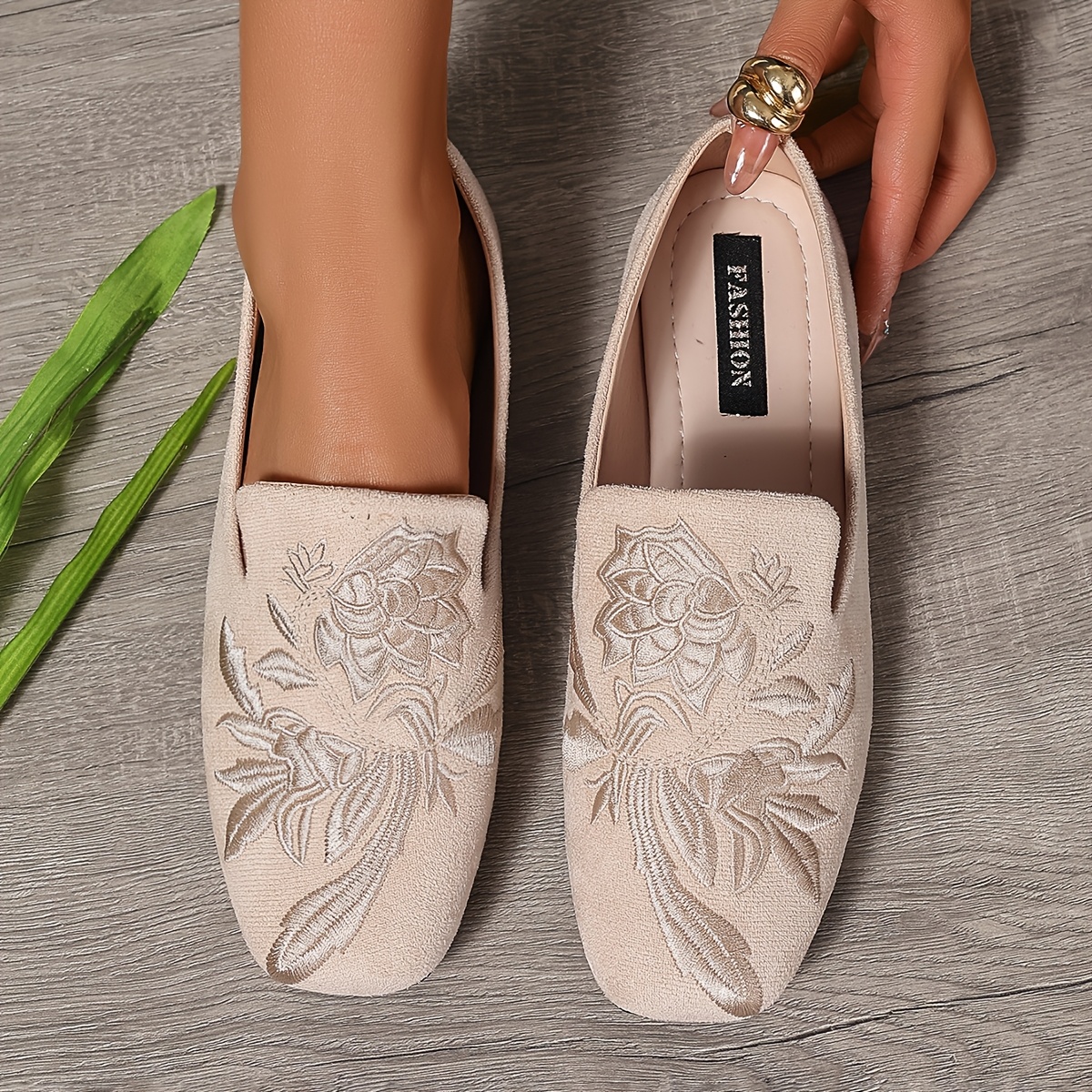 

Mocassins en flanelle à broderie florale pour femmes, chaussures plates à bout carré à enfiler toutes avec semelle en TPR, matériau intérieur synthétique.