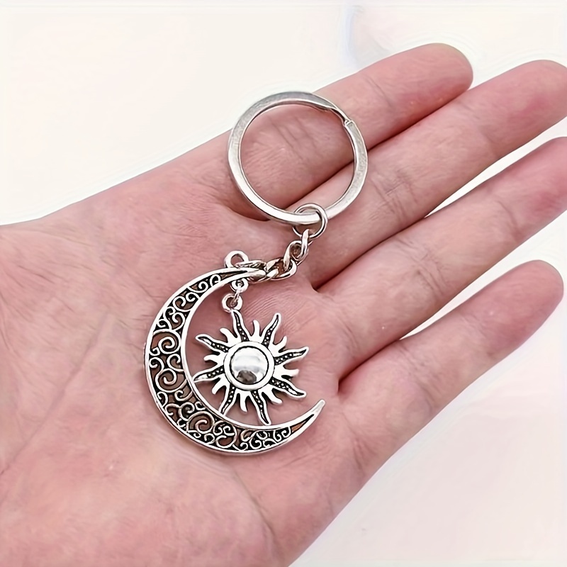 1pc Of Vintage Sun And Moon Keychain For Men, A Hollow Moon Keyring Pendant For Bags And Car Keys