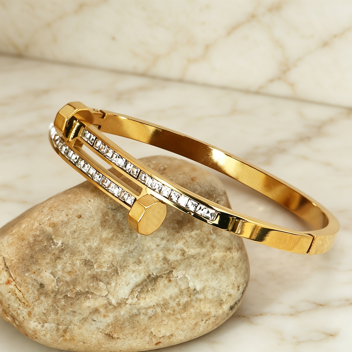TEMU Bracelet à boucle de style minimaliste de luxe léger, bracelet en acier inoxydable pour femme avec strass incrustés de clous à double tête,