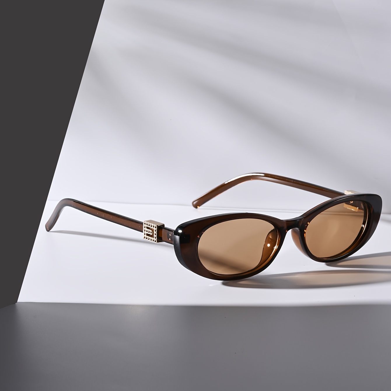 Image of A Pair Of Trendy Kitten-eye Pc Glasses With Metal Hinges (25g), Ideal For The Beach, Hiking, And More