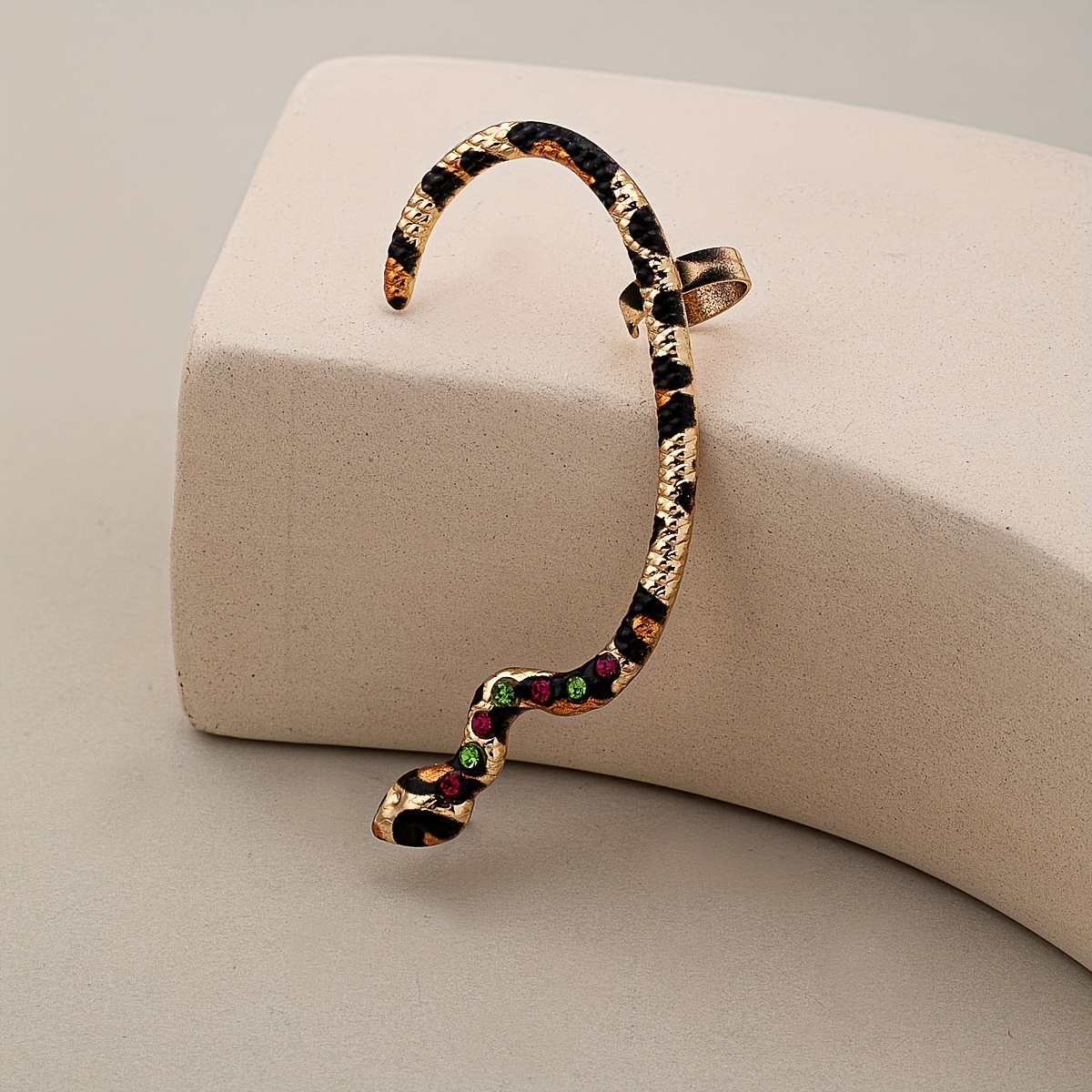 E-shop Einzelne modische, exquisite, elegante Vintage-Persönlichkeit coole Steckerohrringe mit farbenfrohem synthetischem Strass-Schlangen-