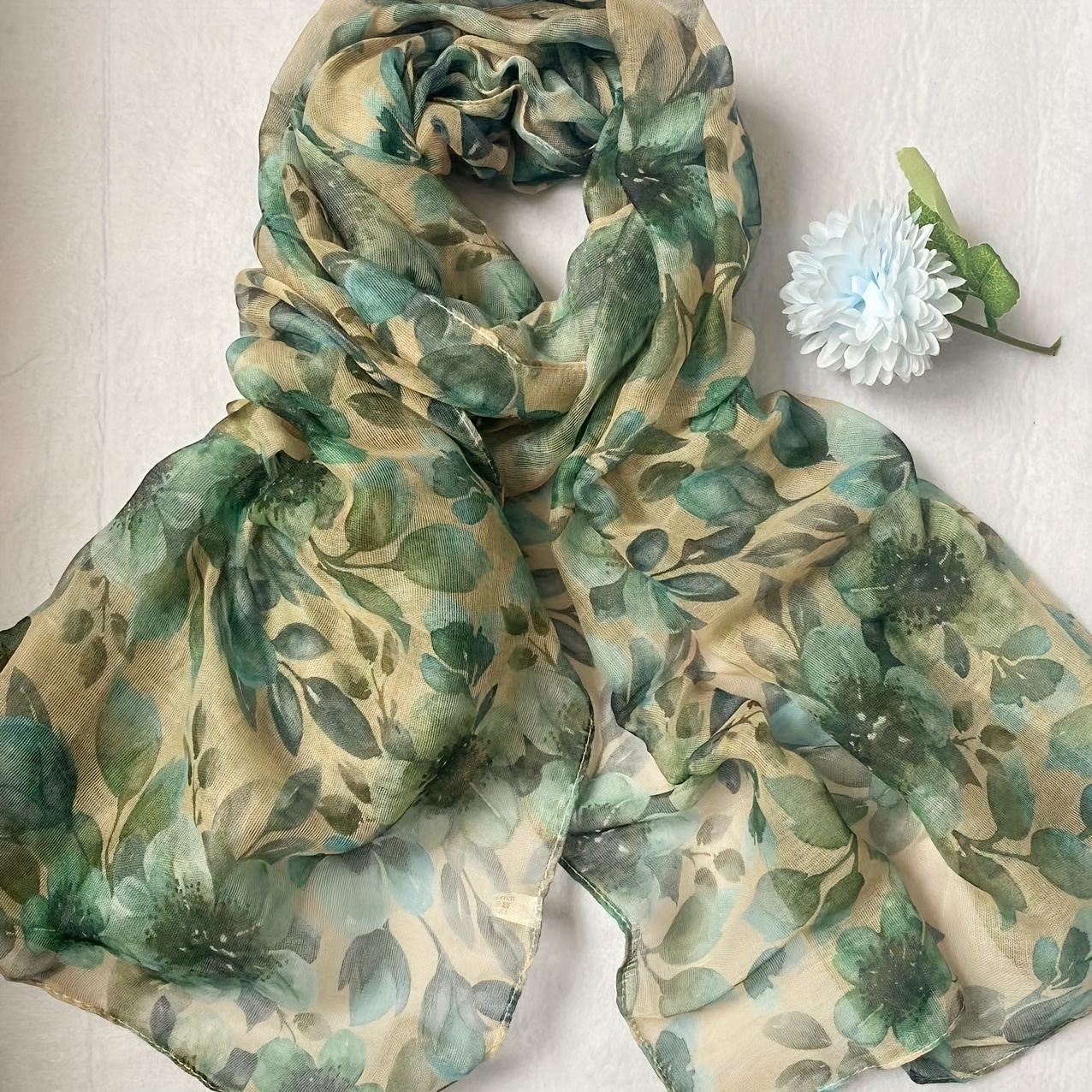 

Écharpe en polyester imprimé floral jaune vert élégant pour femmes, foulard décoratif pour le avec un ajustement inélastique, lavable à , professionnellement nettoyable au , plumes