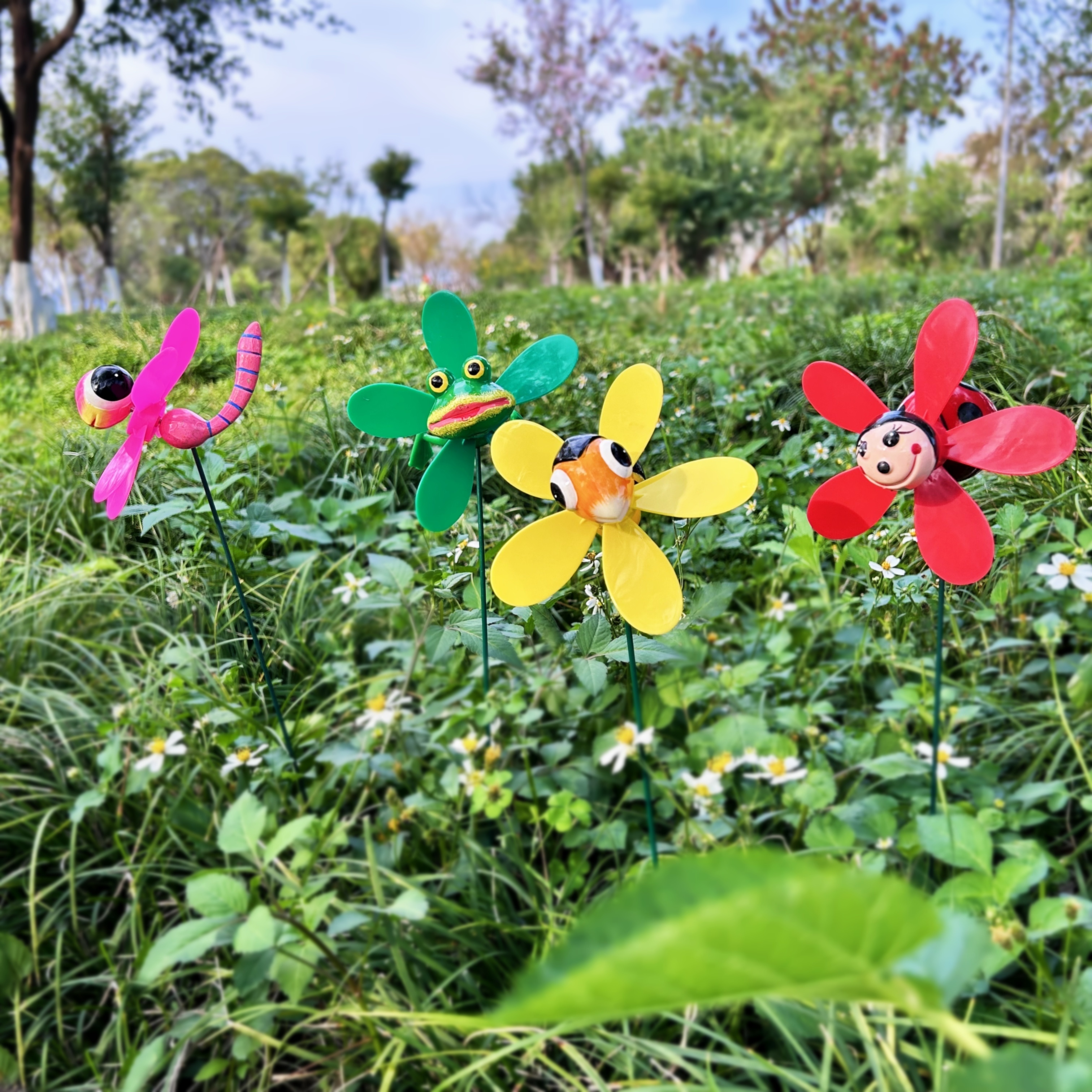 

4pcs, Four-dimensional Cartoon Animal Windmills, Cute Bees, Frogs, Ladybugs, Caterpillars Windmills, For Yard, Garden, Farm, School, For Spring, Summer, Autumn