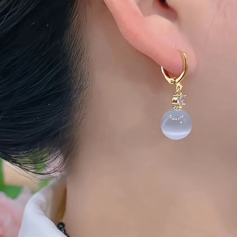 Un par de elegantes aretes para el verano