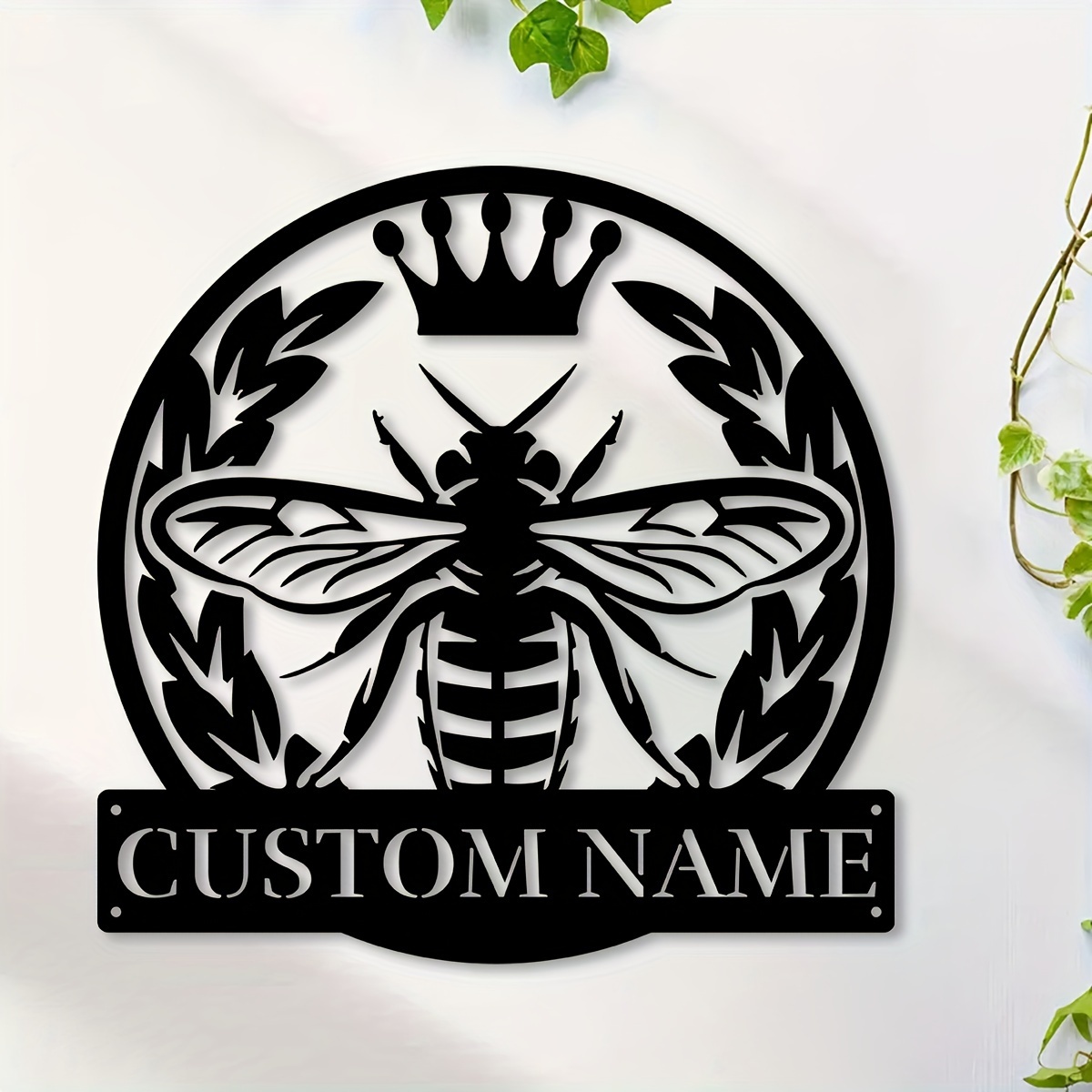 

1pc Custom Bee Crown Wall Art, Personalized Names Bee Crown Signs, Farmhouse Wall Decor, Metal Bee Crown Art, Custom Names Wall Decor For Porches, Patio, Gifts