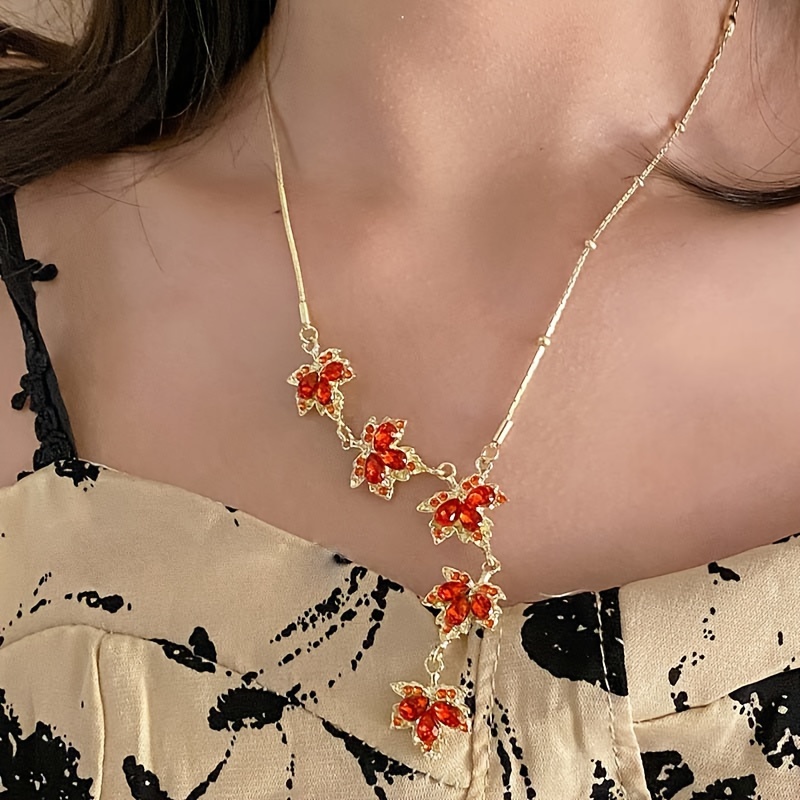 

Luxury Red Maple Leaf Pendant Necklace Female Exquisite Artificial Crystal Zirconia Leaf Clavicle Chain Personality Necklace