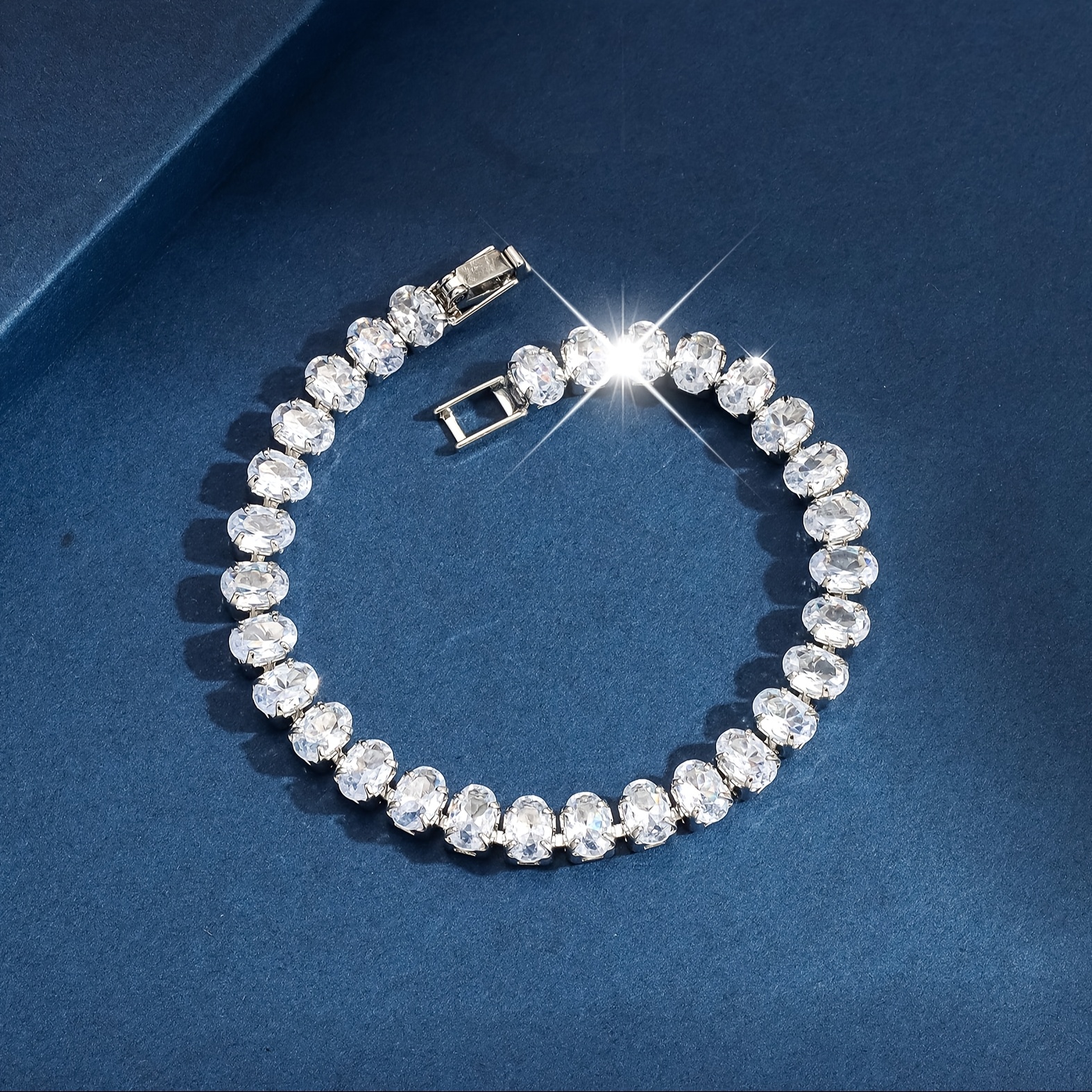 E-shop Ein und stilvolles ovalförmiges Tennisarmband, funkelndes modisches Armband mit eingelegten synthetischen Zirkonia, hypoallergenes