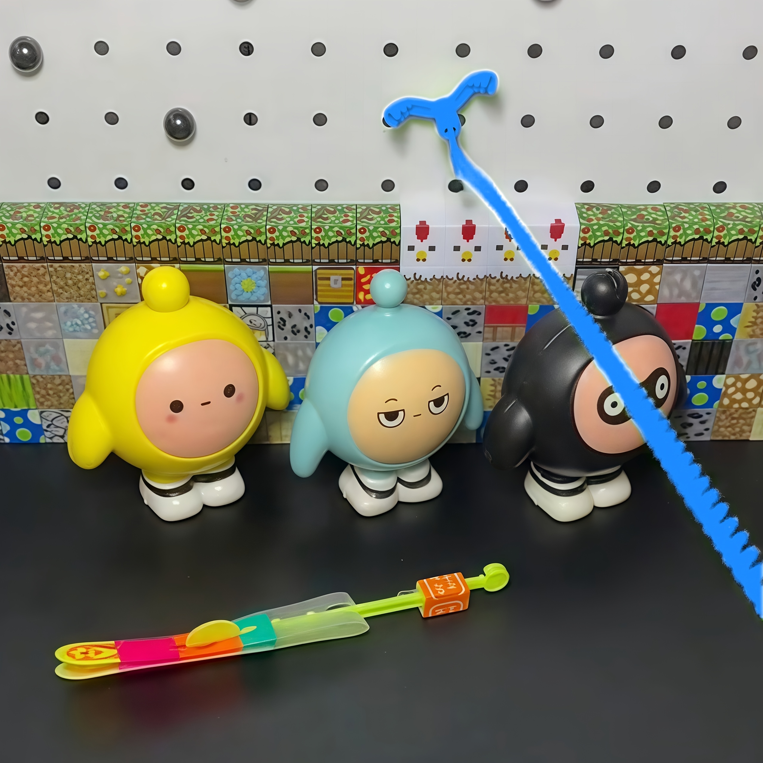 Image of 2 Spring Hook Claw Props, A Grab Hook Toy With A Total Length Of 13.78 Inches, Suitable For Party Games And Gatherings. Used In Indoor And Outdoor
