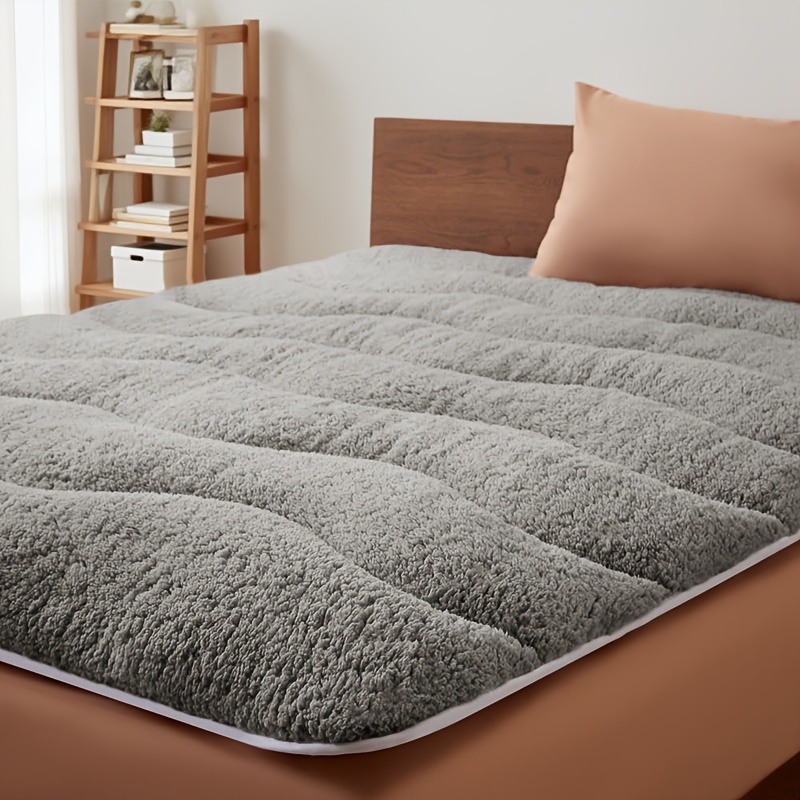 Image of Design! Double-sided Mattress Topper With Stylish, Wave Patterns, Breathable And Skin-friendly Fabric, Usable On Sides, Made Of Warm And Cozy Sherpa