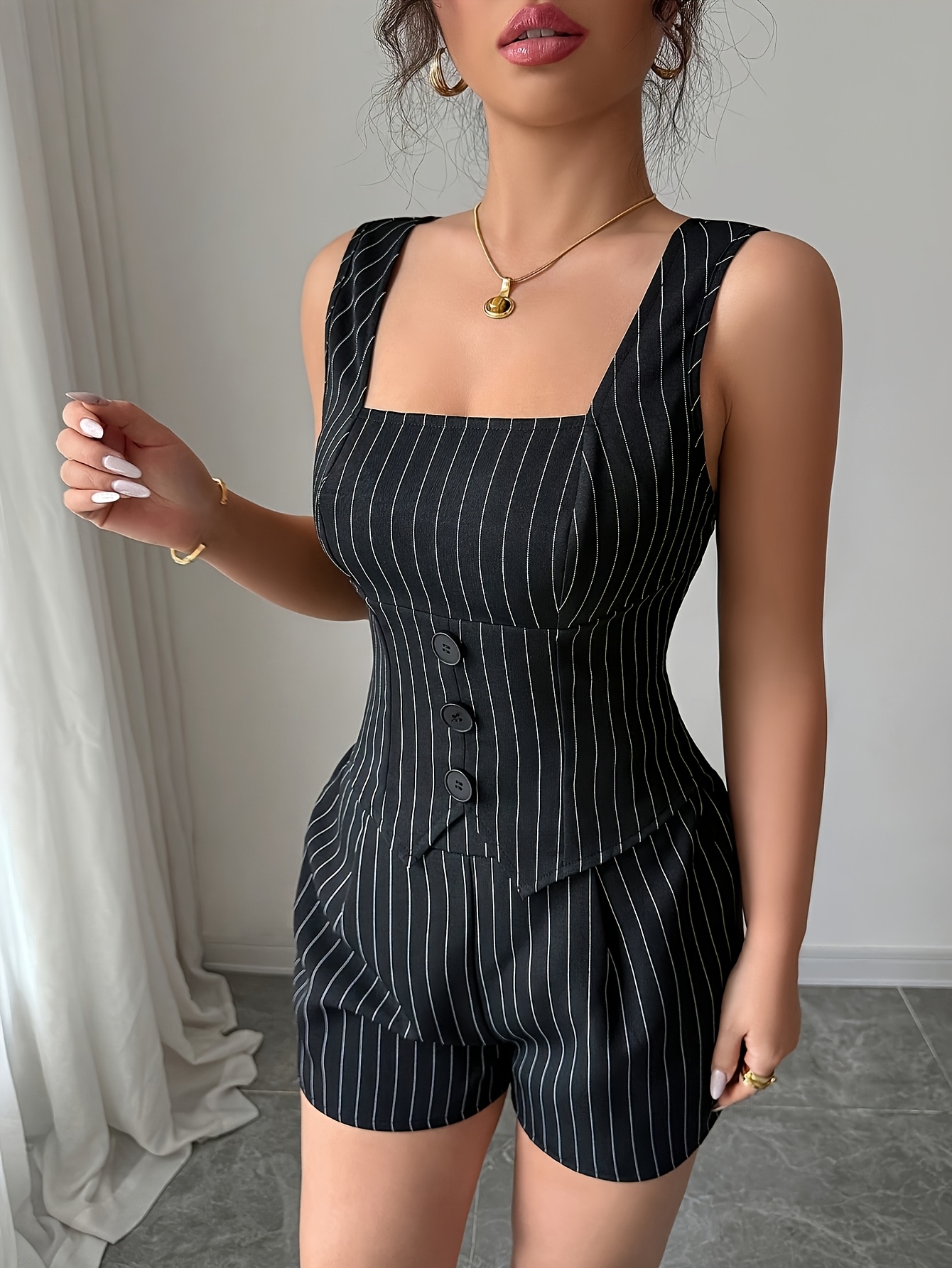 Conjunto de Verano para Mujer: Camisa a Rayas y Shorts de Dos Piezas