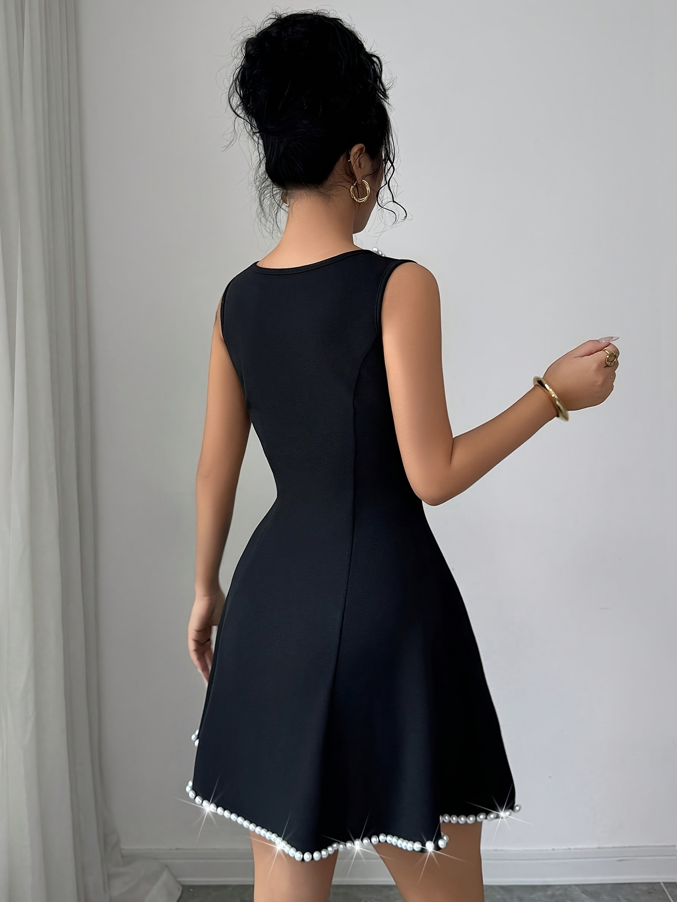 Élégante robe courte sans manches pour femmes, ornée de perles et ceinturant la taille, idéale pour le printemps et l'été. Robe élégante pour femmes, robe courte ornée de perles, robe courte sans manches ceinturant la taille, élégante robe courte noire.