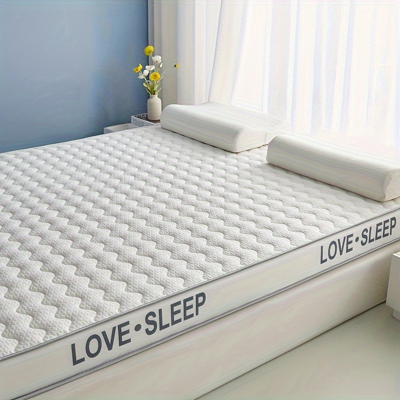 1pc, 17D Memory Foam Mattress with a Latex Layer on the Surface. The Memory Foam Filling Is 4.5cm Thick. The Top Layer Features Exquisite Patterns and Designs, Offering Softness, Comfort, Breathability, and Excellent Resilience. Suitable for Daily