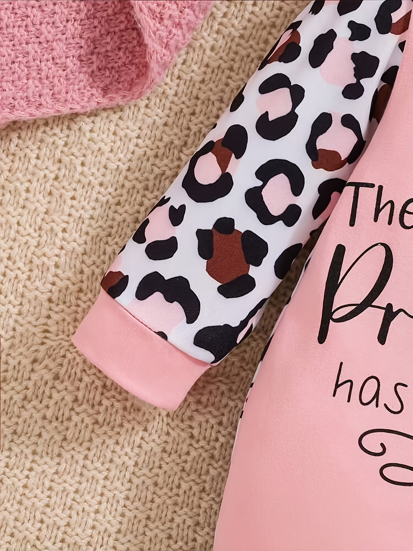 Rompertje met luipaardprint en letterpatroon voor baby meisjes, inclusief mutsje en haarband, geschikt voor herfst/winter Y300024, voor buiten.