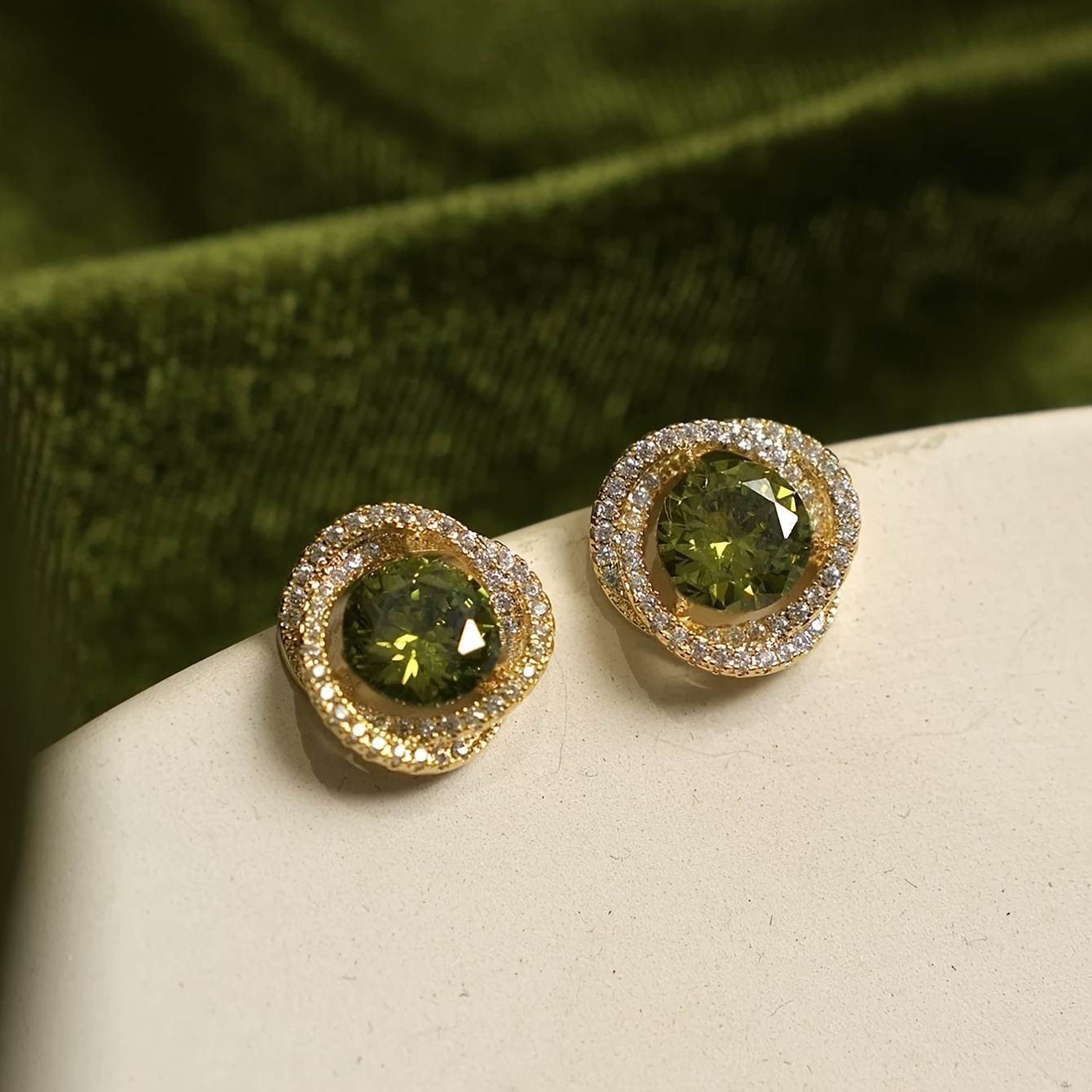 1 Pair Exquisite Geometric Individual Green Glass Unique French Temperament Elegant Suitable For Holiday Vacation Party Women's Stud Earrings