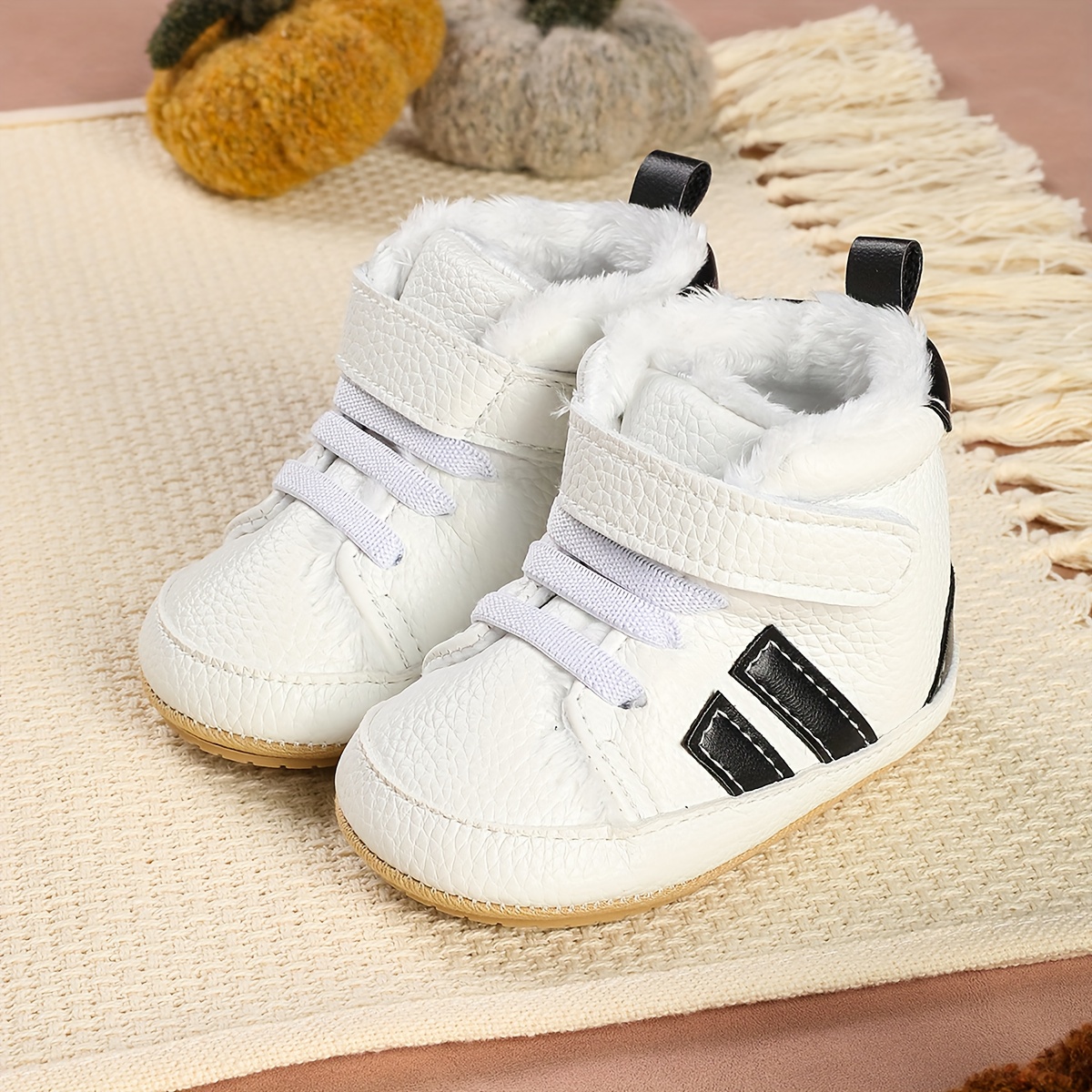 Een paar nieuwe, warme, fleece sportschoenen