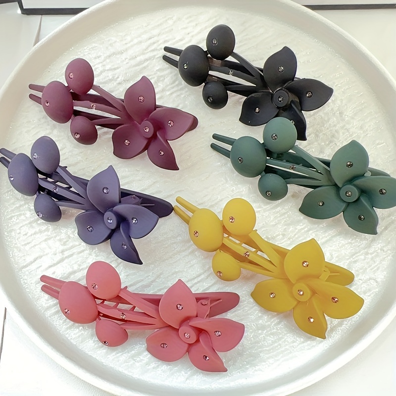 

Barrette Élégante à Fleurs Givrées et Strass pour Femmes - Design Canard Chic avec Plusieurs Pétales, Couleurs Vibrantes (Violet, Noir, Vert, Jaune, Rouge), Parfaite pour les Fêtes et Spéciales