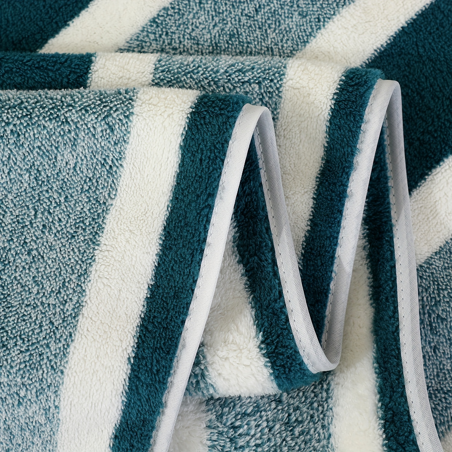 This 17pcs Ultra-Soft Coral Fleece Bath Towel Set Includes 5 Bath Towels (70.0 X 140.0 cm), 6 Hand Towels (42.01 X 70.0 cm), And 6 Face Towels (34.01 X 34.01 cm). Quick-Drying, Absorbent, And Lightweight, It'S Suitable for Home, Hotel