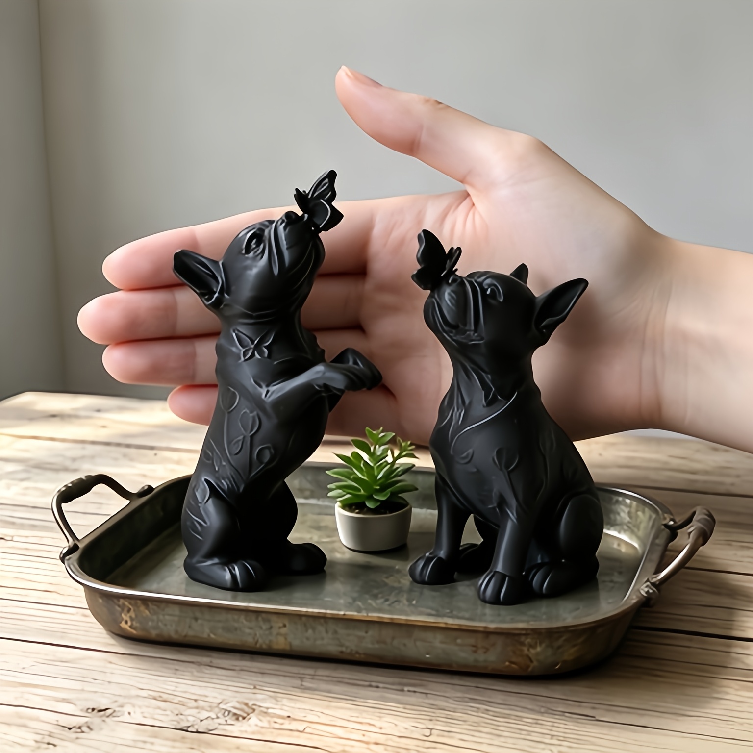 TEMU 2-delige set - Zwarte Franse Bulldog beeld met vlinderneus beeldenset, bloem reliëf Franse sculptuur, schattige huisdier desktop decoratie,