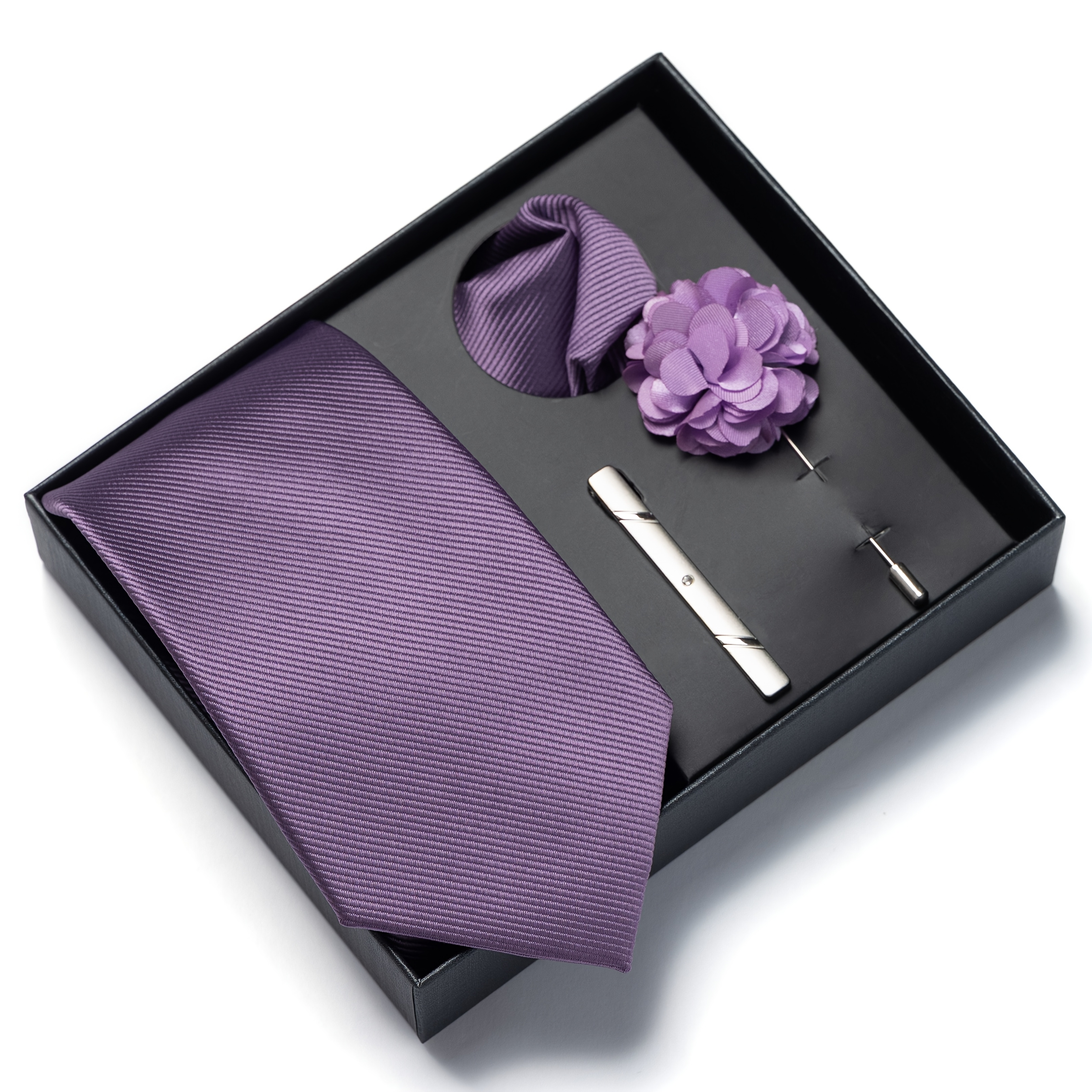 set od četiri predmeta koji uključuje kopču za kravatu, boutonniere, kvačicu i mušku kravatu, pakirano u formalnoj poslovnoj poklon kutiji. pogodno za poslovnu odjeću, vjenčanja i   odličan poklon za blagdane.