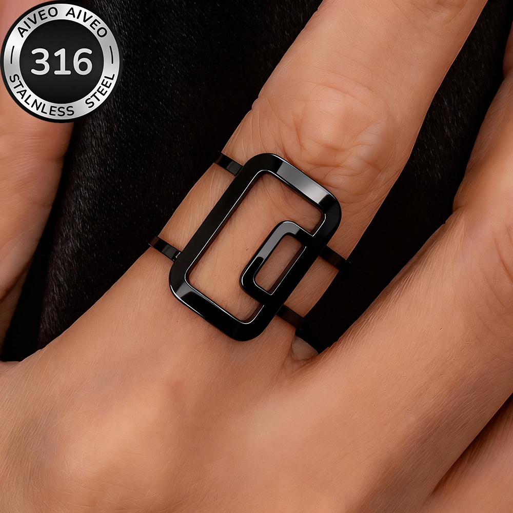 E-shop Ein goldener, offener Ring aus hochwertigem, hypoallergischem Edelstahl, der beständig gegen Ausbleichen ist und ein leichtes, elegantes Design