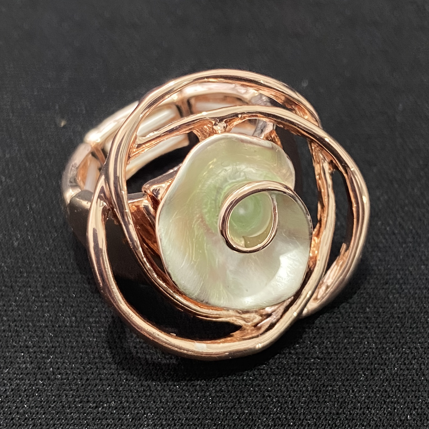 טבעת מתכות ורדית איכותית, עשויה עם טבעונית חדשה. כמתנת יום ולנטיין, עם זה יוקרתית