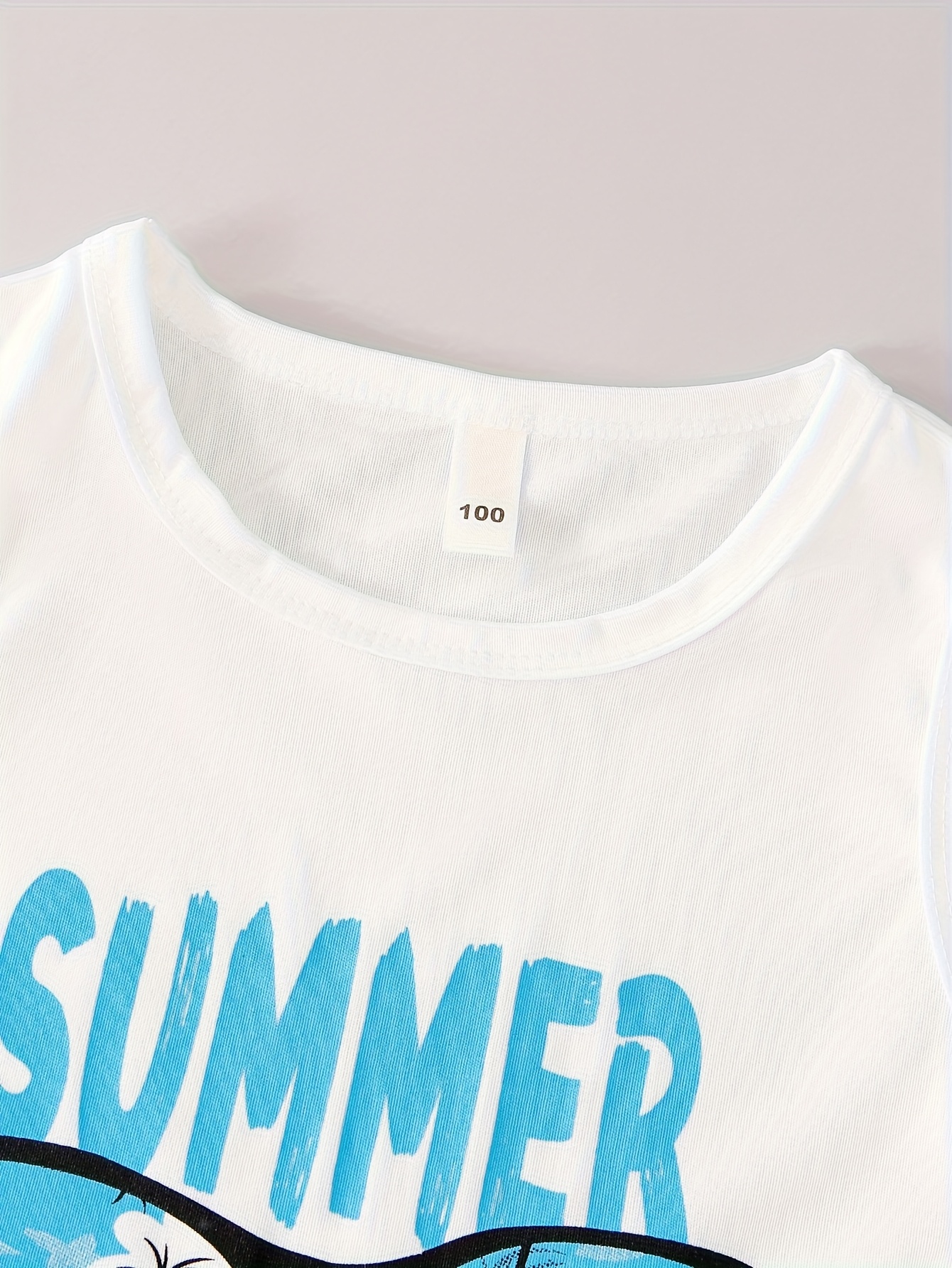 ensemble 3 pièces de shorts décontractés dété pour garçon : t-shirt débardeur blanc avec slogan à lettres, short de plage bleu et chapeau élégant. vêtement de sport dété tendance,  , confortable et   pour les vacances dété  , adapté aux sports de   et à   3