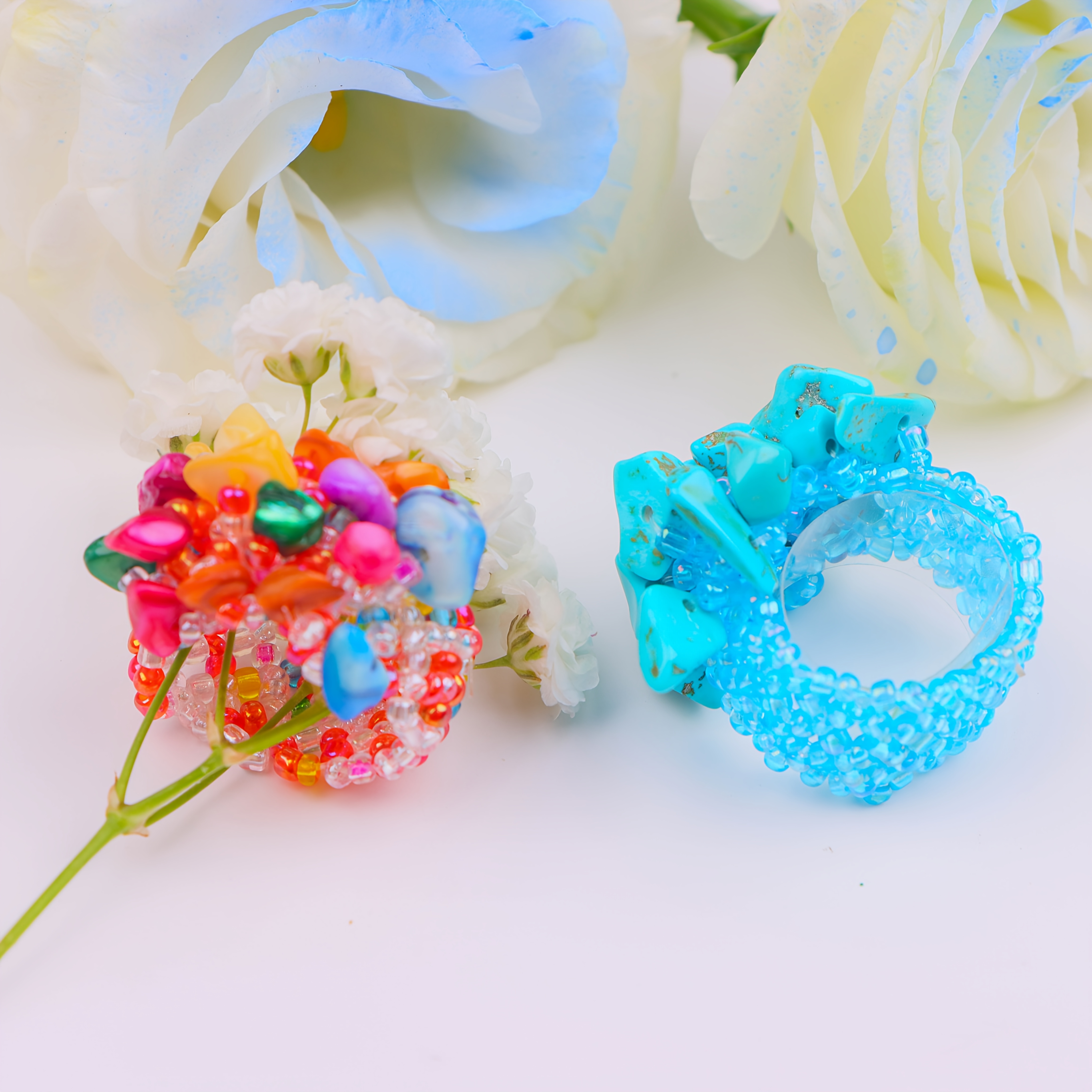 טבעת אלסטית בוהמית אחת בעבודת יד עם חרוזי אורז סגנון צבעוניים ותכשיטים לנשים מושכת צבעוניים ותכשיטים. למסיבות, חופשות ולבוש יומיומי, מתאים לגברים ולנשים כאחד