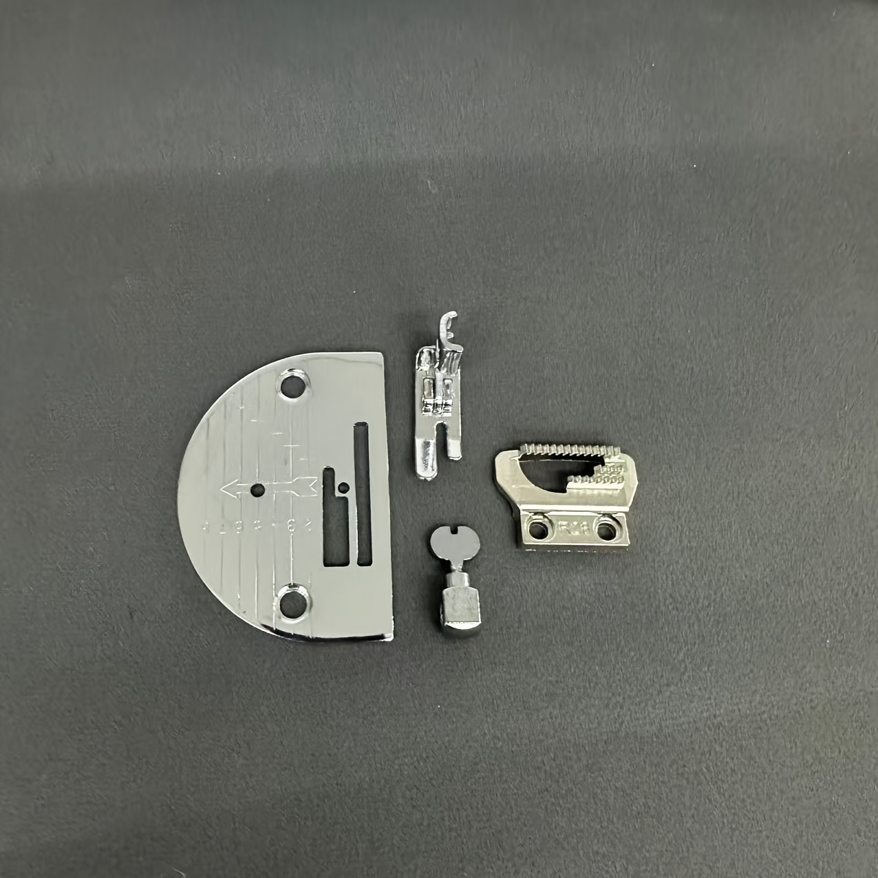 TEMU Lot de 4 pièces d'accessoires pour machine à coudre domestique, comprenant une plaque à aiguille, un pied presseur, une aiguille dentée, une