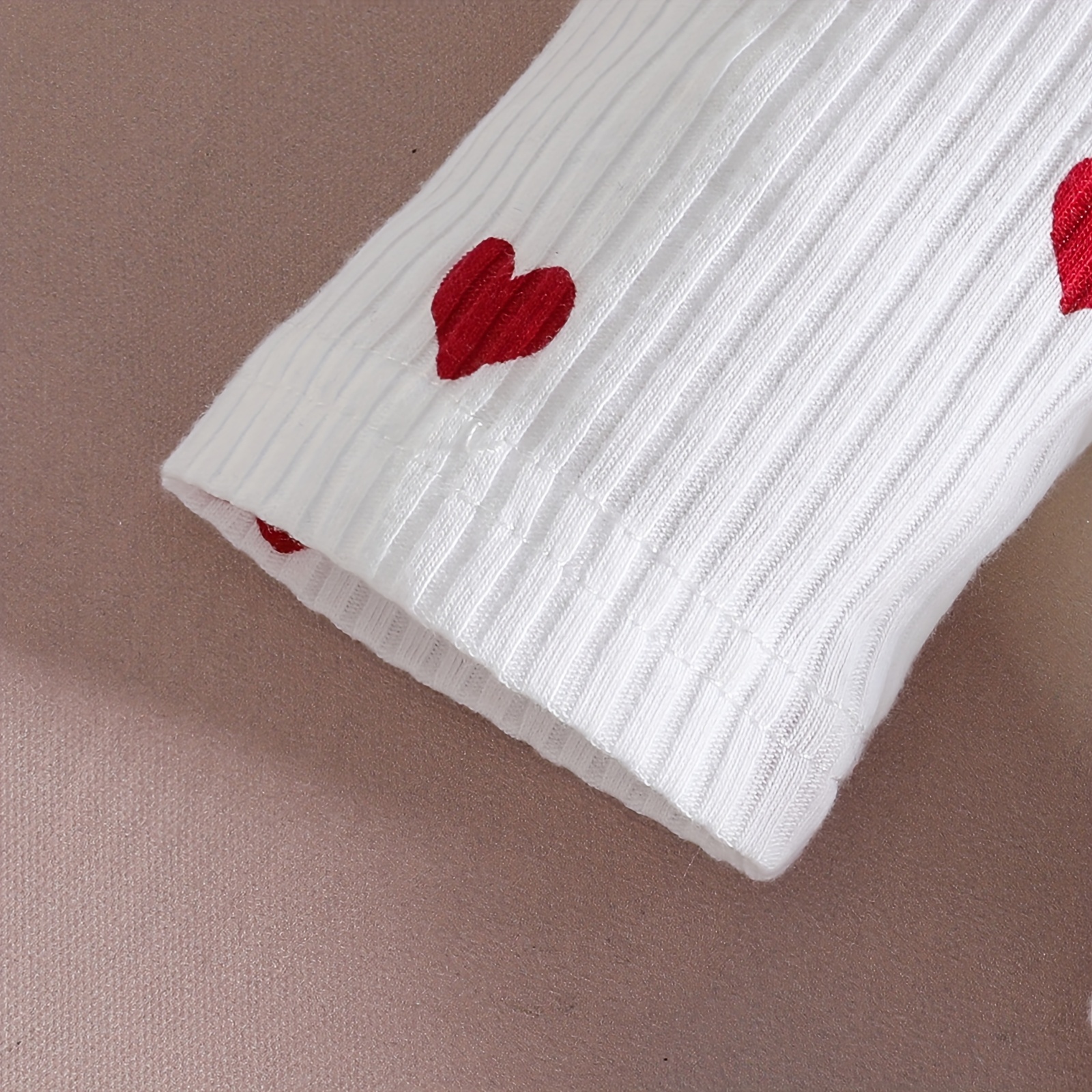 Ensemble Bébé Fille : Haut à Manches Longues Motif Cœur + Robe en Velours Côtelé avec Patchwork de Cœurs | Col Rond Décontracté, Détails Boutonnés, Idéal pour les Activités de Plein Air en Automne/Hiver