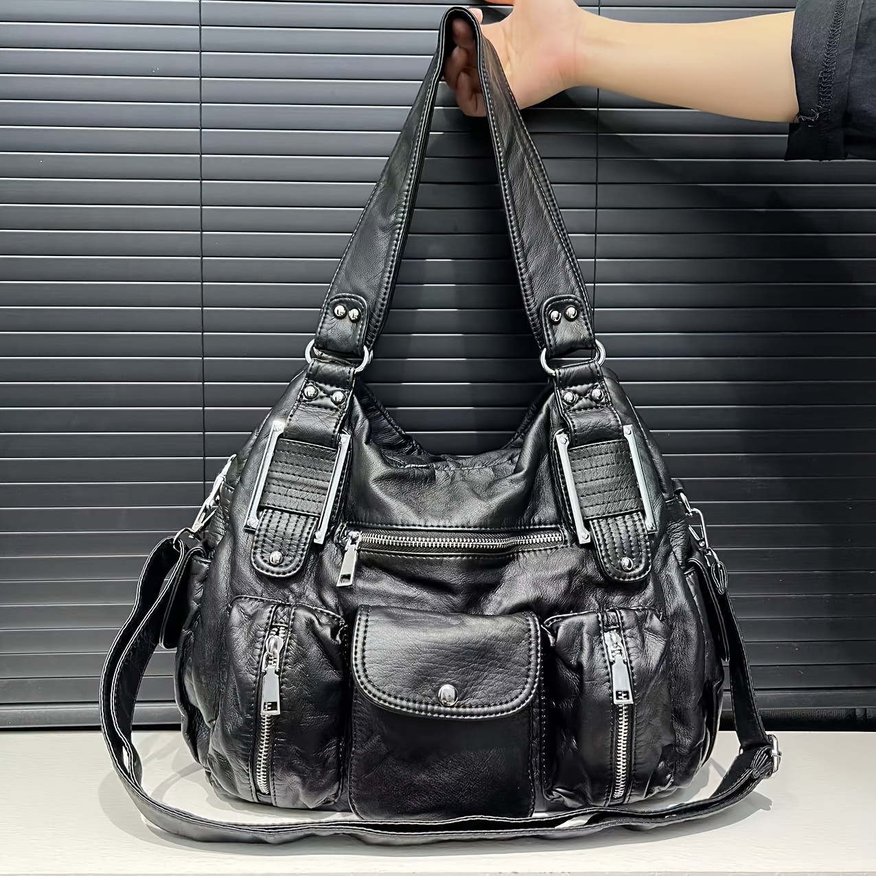 

Sac Fourre-Tout en Cuir Synthétique Rétro Y2K pour Femmes - Style Moto Noir avec Plusieurs Poches, Bretelles Ajustables & Fermeture Éclair, Grande Sac à Épaule & Bandoulière, Sac de Moto