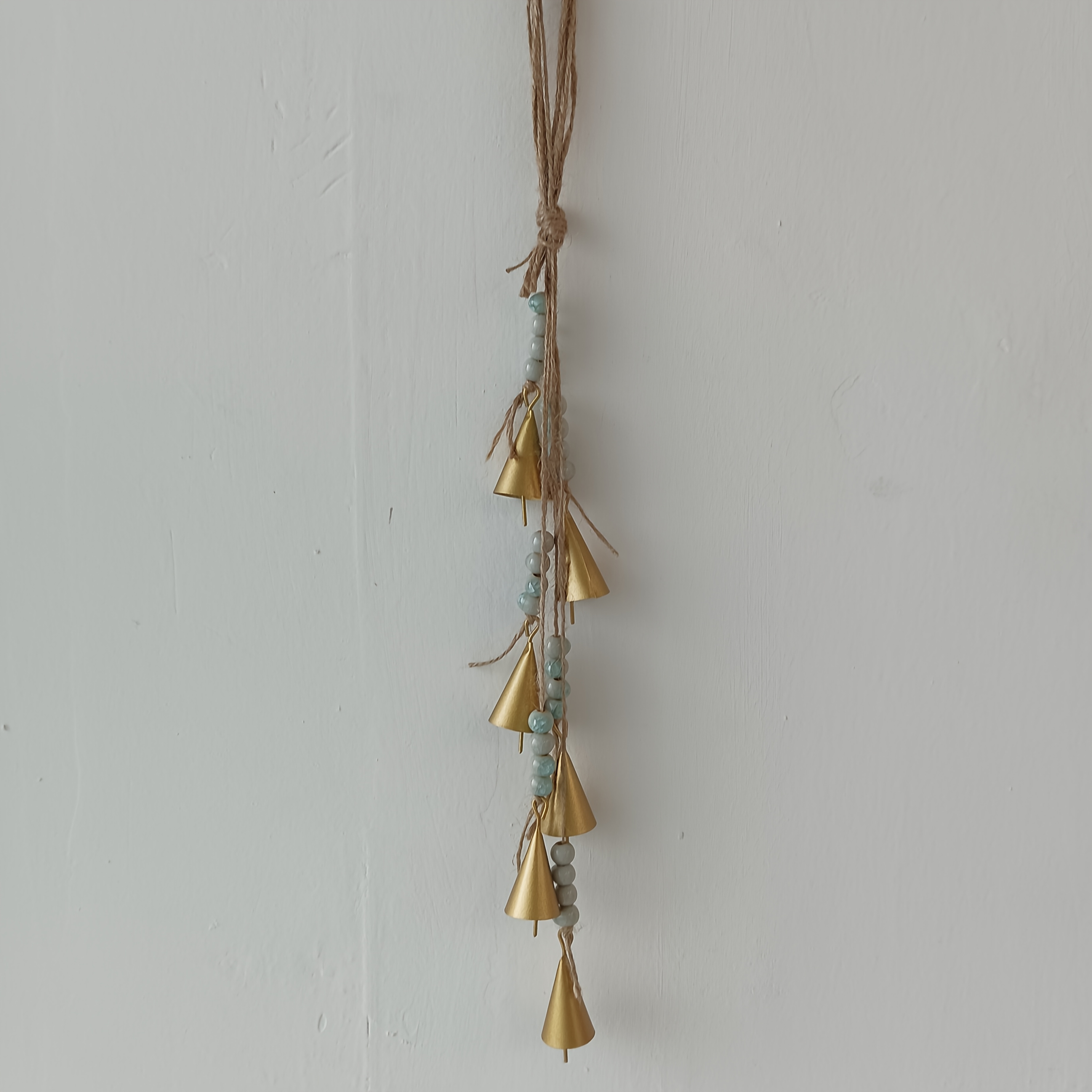 E-shop Bohemian Vintage Windspiel mit 6 kegelförmigen Glocken und gesprungenen Perlen; rustikales Kuhglockenspiel in Messingfarbe für