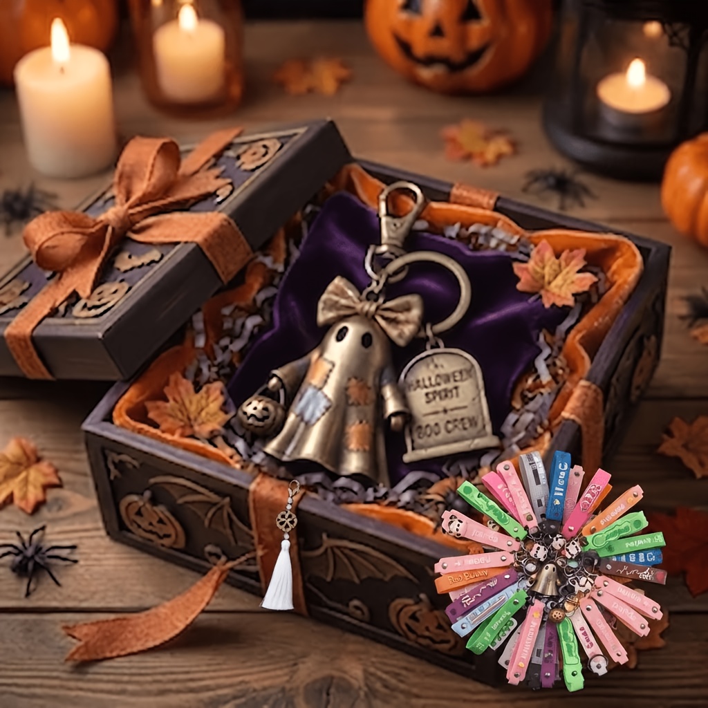 Vintage Halloween Keychain, Retro Metal Skull Tombstone Pumpkin Bag Charm, Autumn Quirky Handbag Pendant Gift (comes With A Random )