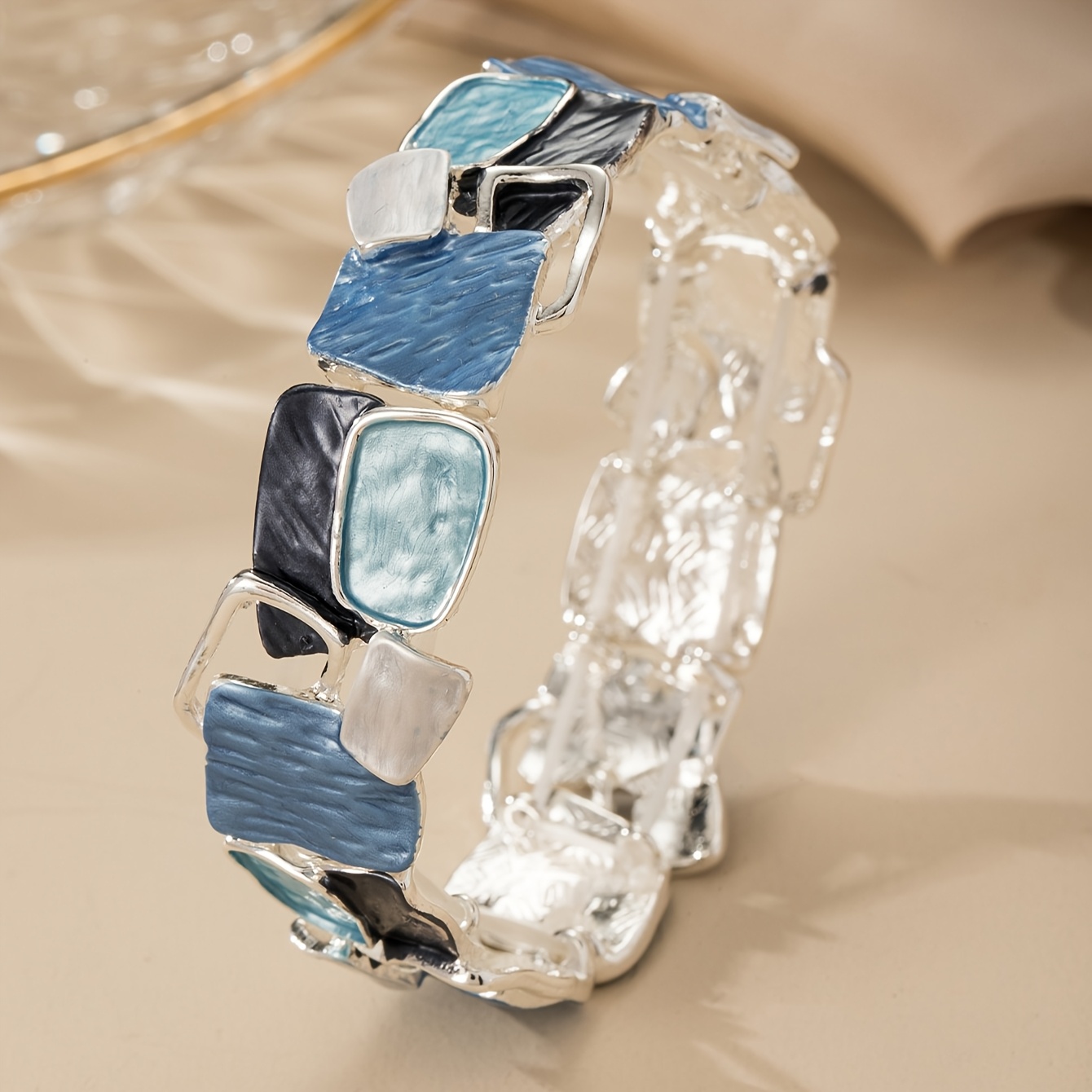 E-shop Ein blaues, geometrisches, quadratisches, elastisches Armband aus Zinklegierung mit Emaille-Tropfen, verstellbar und elegant im bohemischen